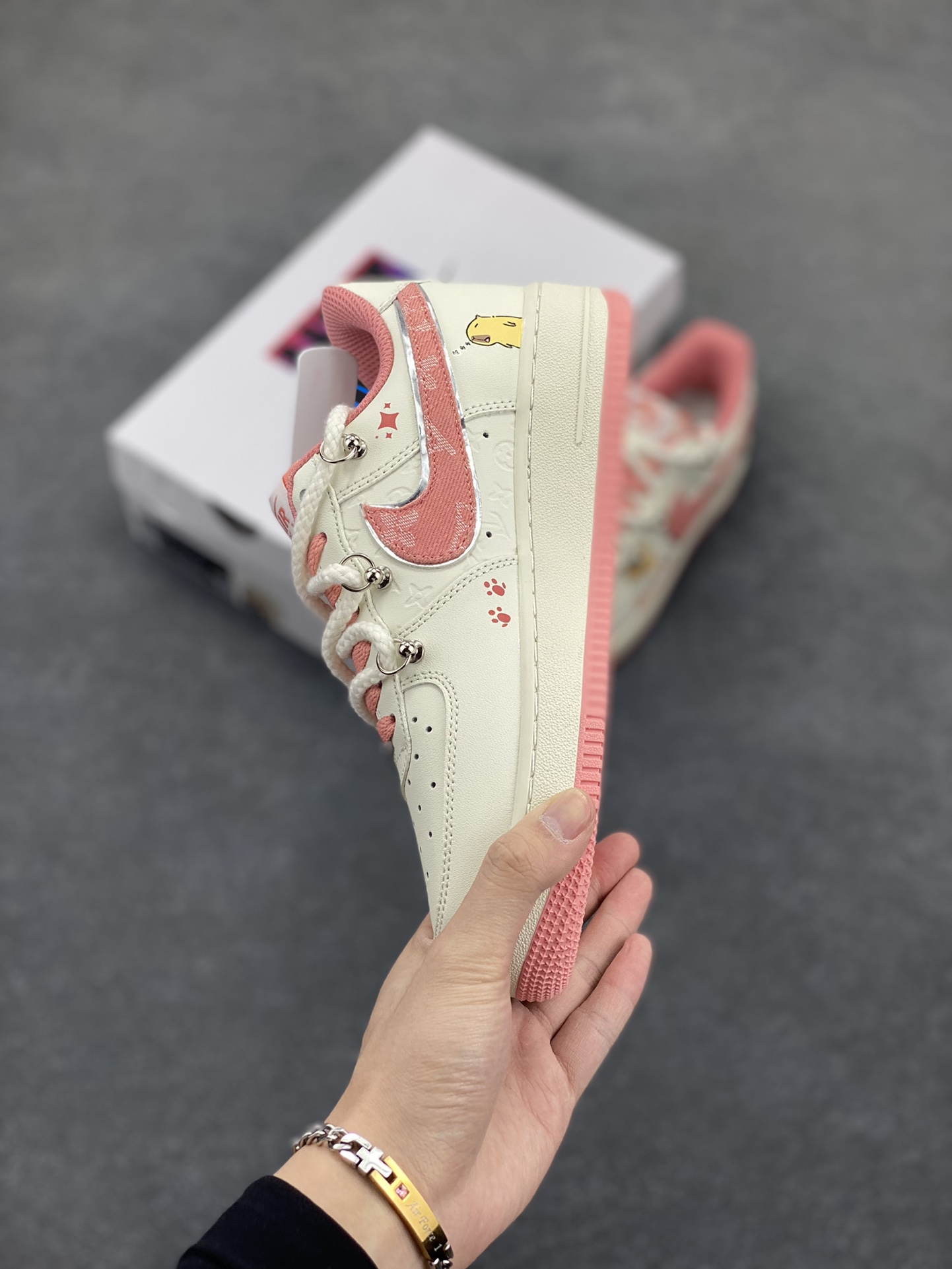 图片[3]-Nike Air Force 1 Low X Capybara \”Pour milk\” 卡皮巴拉 系列—“倒牛奶”空军一号低帮休闲运动绑带板鞋 卡皮巴拉元素主题 啮齿水豚，一种四肢短短，身材圆滚滚，鼻孔朝天，外表呆萌的动物，也是最近动物界的新顶流。绑带的设计打破传统空军的鞋款束缚 货号：LV0506-880 尺码：36 36.5 37.5 38 38.5 39 40 40.5 41-选品中心