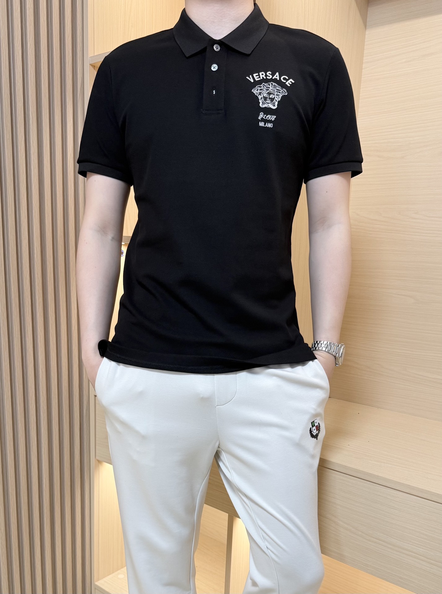 NO:153614,Versace-2025 latest hot polo, hot-selling items in Europe and the United States!  Selected Italian imported fine cotton design, the exquisite brand logo on the chest is elegant and fashionable, and the upper body effect needs no more. Number 48-56 (model 180/140 wears 50, with Hong Kong Lane Crawford gift box packaging), versace, alexander wang19860909范思哲-2025最新爆款polo出货 欧美热销单品！精选意大利进口精棉设计,胸前的精致的品牌标志雅致不失时尚 上身效果不用多说.码数48-56（模特180/140穿50,配香港连卡佛礼盒包装）,,versace,alexander wang,Men's clothing