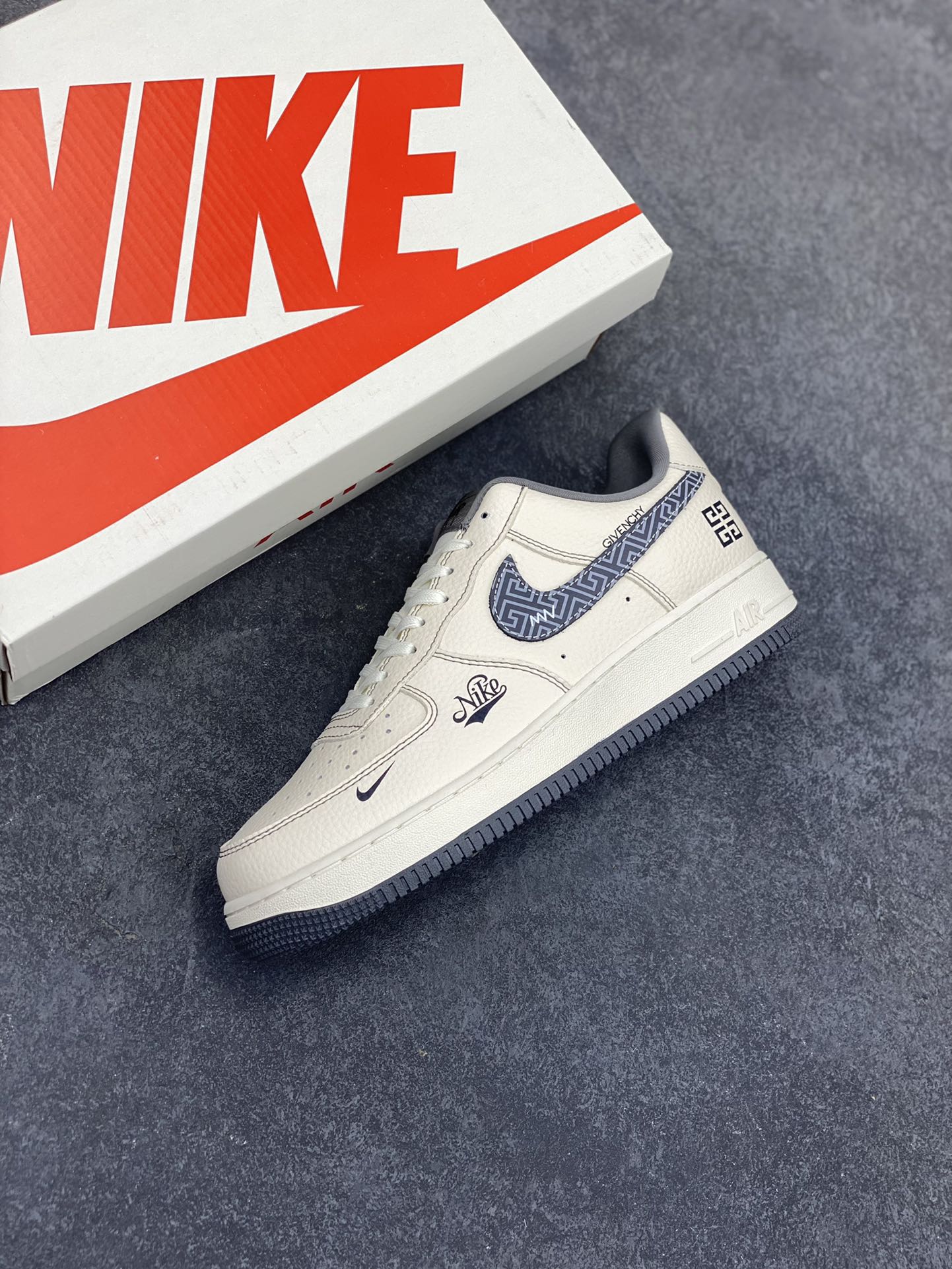 图片[7]-NIke Air Force 1 \’07 Low “纪梵希联名——花纹米灰”空军一号 低帮 运动鞋 休闲鞋 折边针车 工艺难度大 原楦头原纸板 原装鞋盒 定制五金配件 内置全掌气垫 原厂鞋底 货号：DF0188-057 尺码：36 36.5 37.5 38 38.5 39 40 40.5 41 42 42.5 43 44 44.5 45-选品中心