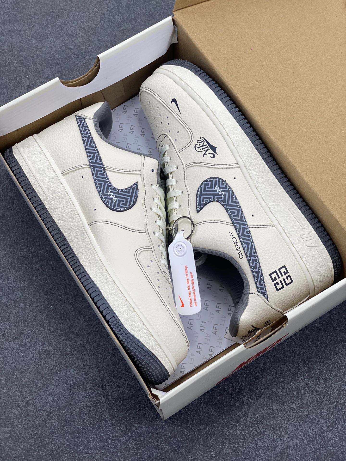 图片[9]-NIke Air Force 1 \’07 Low “纪梵希联名——花纹米灰”空军一号 低帮 运动鞋 休闲鞋 折边针车 工艺难度大 原楦头原纸板 原装鞋盒 定制五金配件 内置全掌气垫 原厂鞋底 货号：DF0188-057 尺码：36 36.5 37.5 38 38.5 39 40 40.5 41 42 42.5 43 44 44.5 45-选品中心