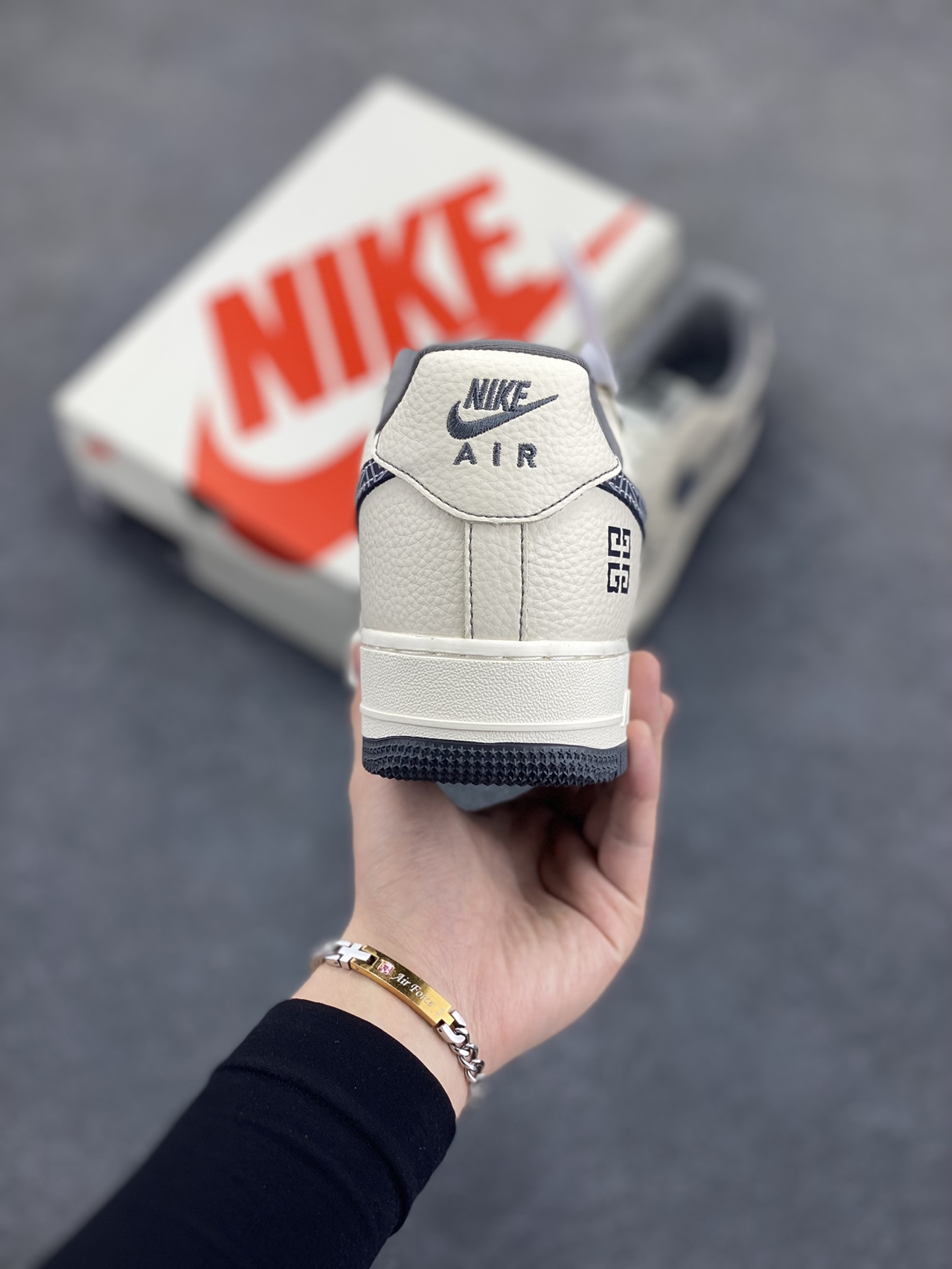 图片[4]-NIke Air Force 1 \’07 Low “纪梵希联名——花纹米灰”空军一号 低帮 运动鞋 休闲鞋 折边针车 工艺难度大 原楦头原纸板 原装鞋盒 定制五金配件 内置全掌气垫 原厂鞋底 货号：DF0188-057 尺码：36 36.5 37.5 38 38.5 39 40 40.5 41 42 42.5 43 44 44.5 45-选品中心