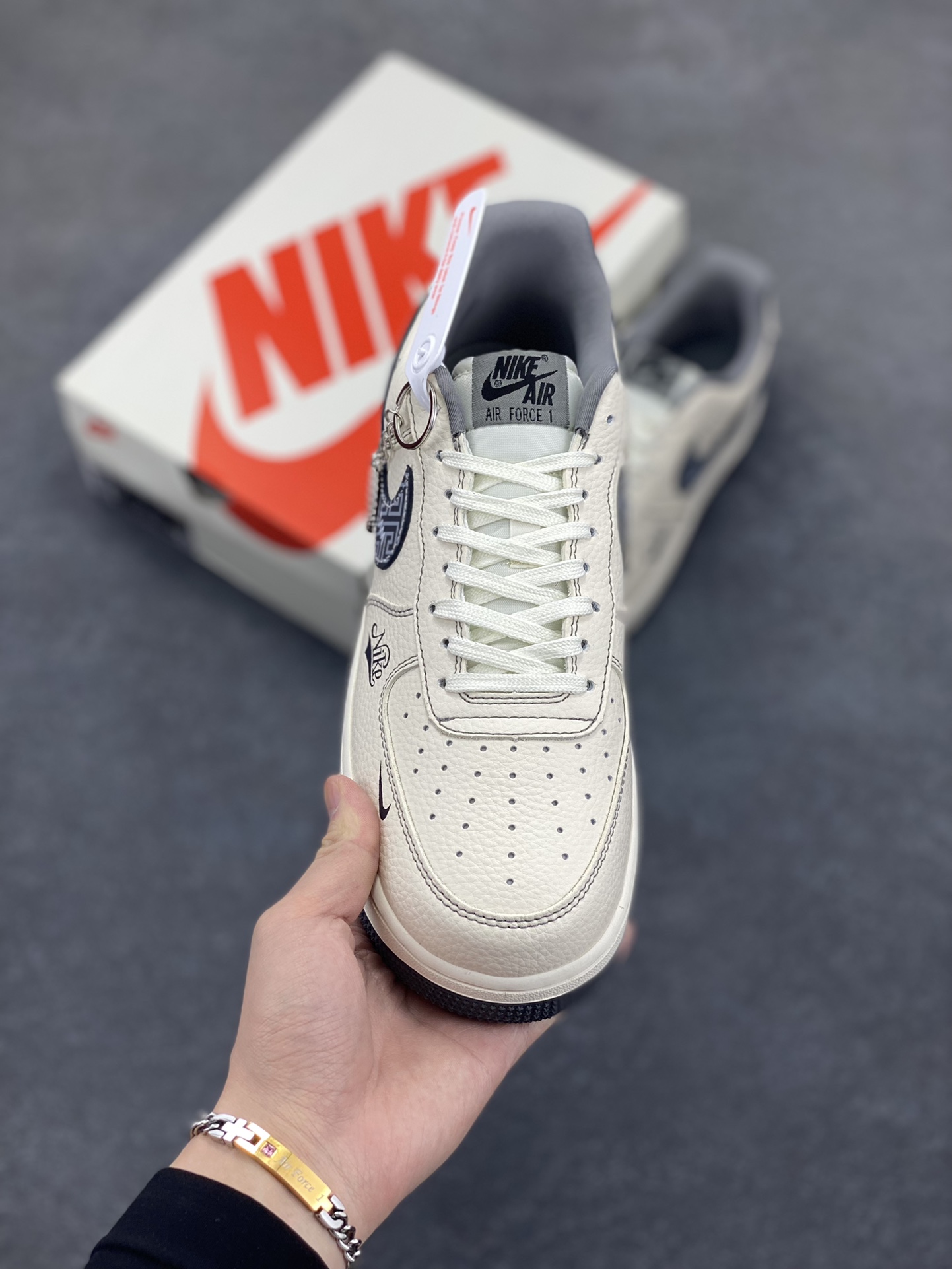 图片[2]-NIke Air Force 1 \’07 Low “纪梵希联名——花纹米灰”空军一号 低帮 运动鞋 休闲鞋 折边针车 工艺难度大 原楦头原纸板 原装鞋盒 定制五金配件 内置全掌气垫 原厂鞋底 货号：DF0188-057 尺码：36 36.5 37.5 38 38.5 39 40 40.5 41 42 42.5 43 44 44.5 45-选品中心