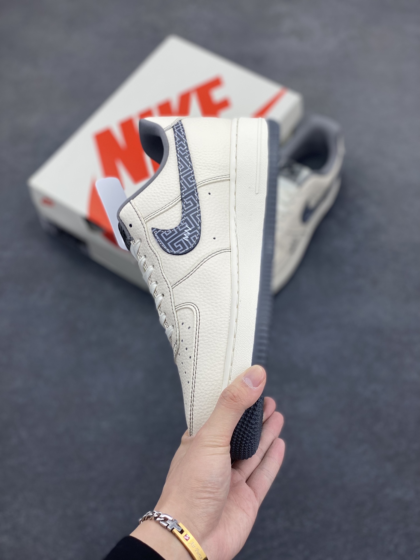 图片[3]-NIke Air Force 1 \’07 Low “纪梵希联名——花纹米灰”空军一号 低帮 运动鞋 休闲鞋 折边针车 工艺难度大 原楦头原纸板 原装鞋盒 定制五金配件 内置全掌气垫 原厂鞋底 货号：DF0188-057 尺码：36 36.5 37.5 38 38.5 39 40 40.5 41 42 42.5 43 44 44.5 45-选品中心