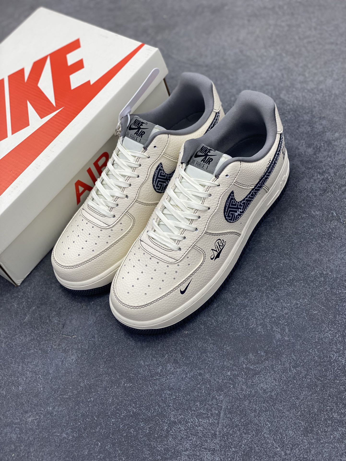 图片[8]-NIke Air Force 1 \’07 Low “纪梵希联名——花纹米灰”空军一号 低帮 运动鞋 休闲鞋 折边针车 工艺难度大 原楦头原纸板 原装鞋盒 定制五金配件 内置全掌气垫 原厂鞋底 货号：DF0188-057 尺码：36 36.5 37.5 38 38.5 39 40 40.5 41 42 42.5 43 44 44.5 45-选品中心