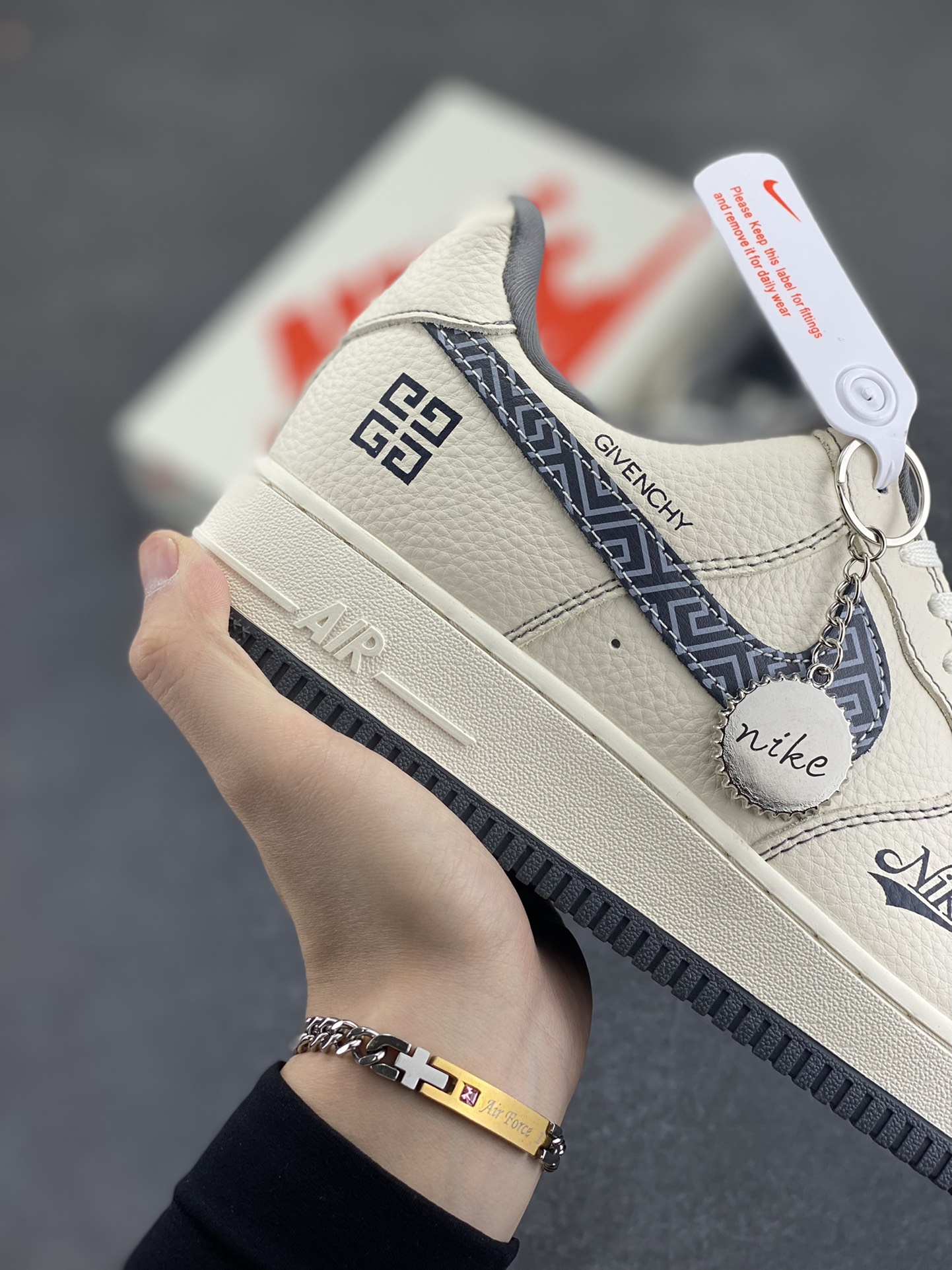 图片[6]-NIke Air Force 1 \’07 Low “纪梵希联名——花纹米灰”空军一号 低帮 运动鞋 休闲鞋 折边针车 工艺难度大 原楦头原纸板 原装鞋盒 定制五金配件 内置全掌气垫 原厂鞋底 货号：DF0188-057 尺码：36 36.5 37.5 38 38.5 39 40 40.5 41 42 42.5 43 44 44.5 45-选品中心