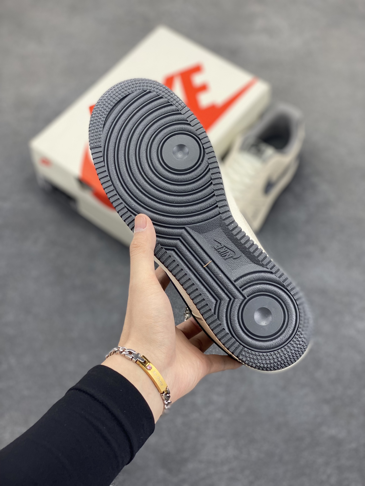 图片[5]-NIke Air Force 1 \’07 Low “纪梵希联名——花纹米灰”空军一号 低帮 运动鞋 休闲鞋 折边针车 工艺难度大 原楦头原纸板 原装鞋盒 定制五金配件 内置全掌气垫 原厂鞋底 货号：DF0188-057 尺码：36 36.5 37.5 38 38.5 39 40 40.5 41 42 42.5 43 44 44.5 45-选品中心