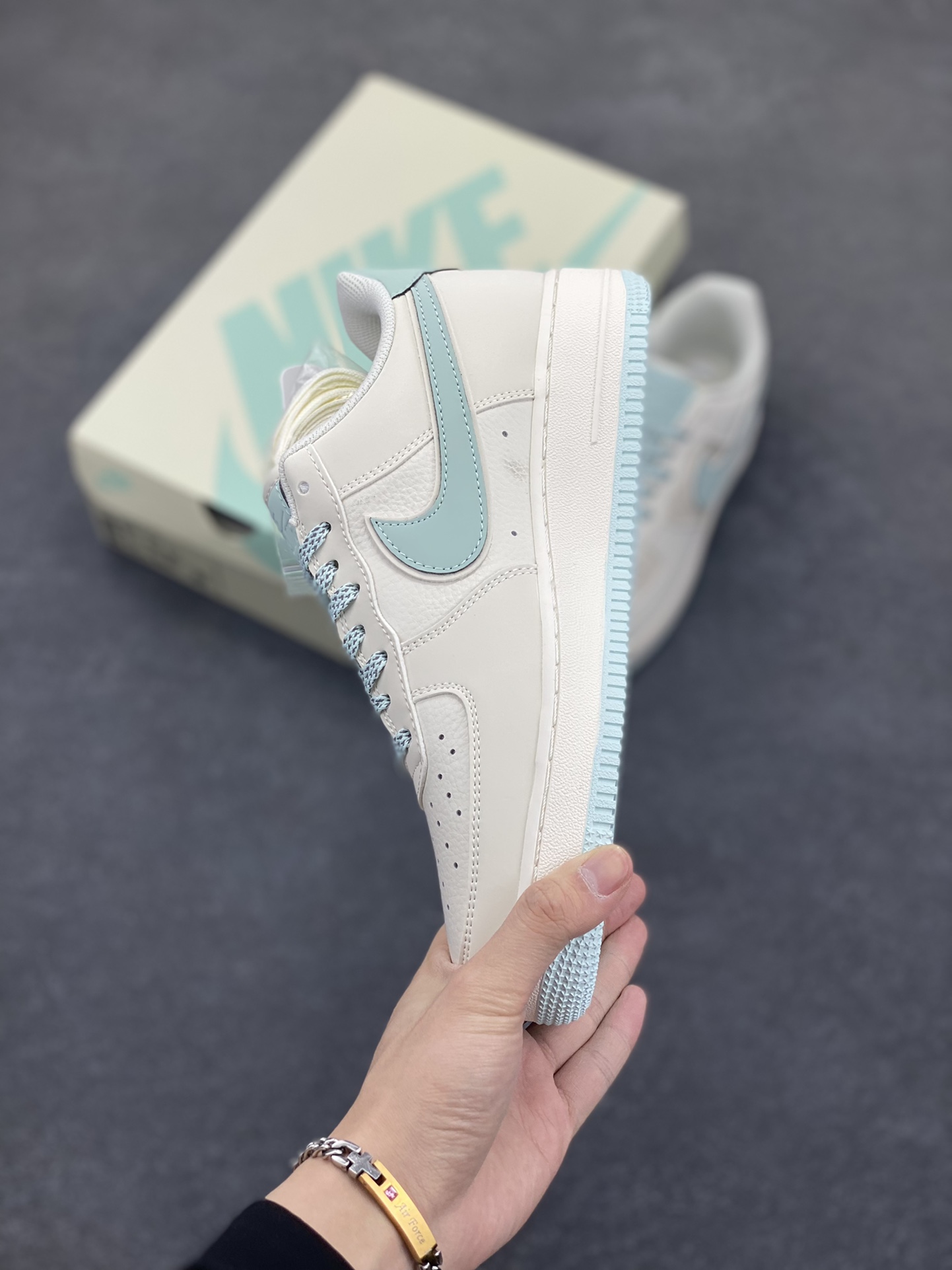 图片[3]-Nike Air Force 1 Low \’07 米冰蓝 满天星低帮空军一号休闲板鞋 客供高亮3m反光 定制头成皮料 定制鞋盒 原楦原纸板 纯正版型 内置全掌气垫 货号：GL6835-011 尺码：36 36.5 37.5 38 38.5 39 40 40.5 41 42 42.5 43 44 44.5 45-选品中心