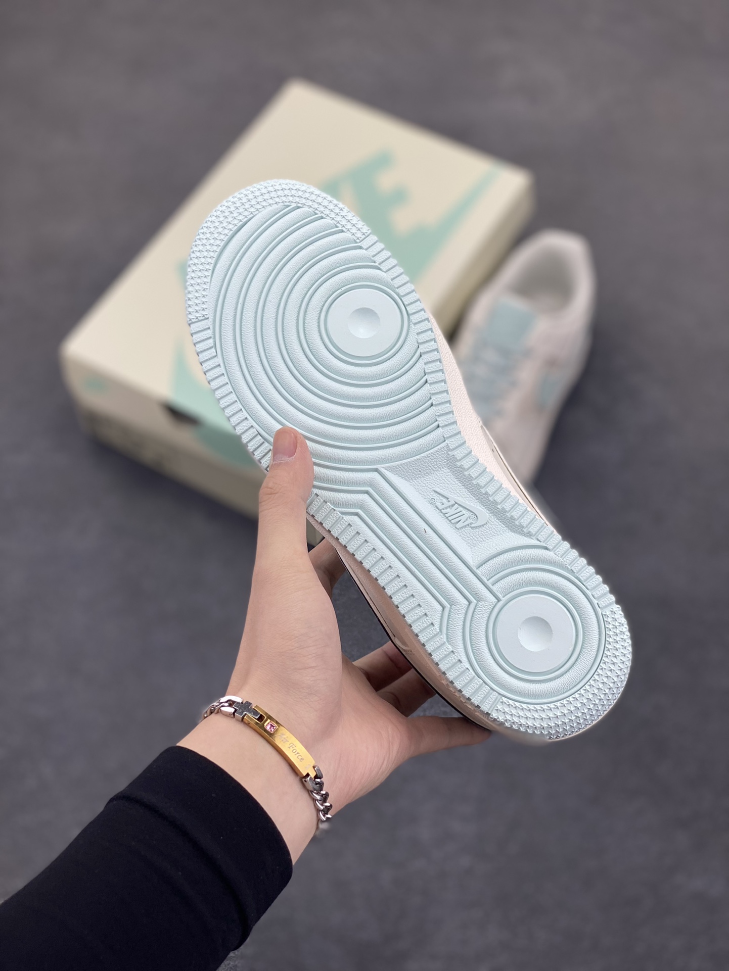 图片[5]-Nike Air Force 1 Low \’07 米冰蓝 满天星低帮空军一号休闲板鞋 客供高亮3m反光 定制头成皮料 定制鞋盒 原楦原纸板 纯正版型 内置全掌气垫 货号：GL6835-011 尺码：36 36.5 37.5 38 38.5 39 40 40.5 41 42 42.5 43 44 44.5 45-选品中心