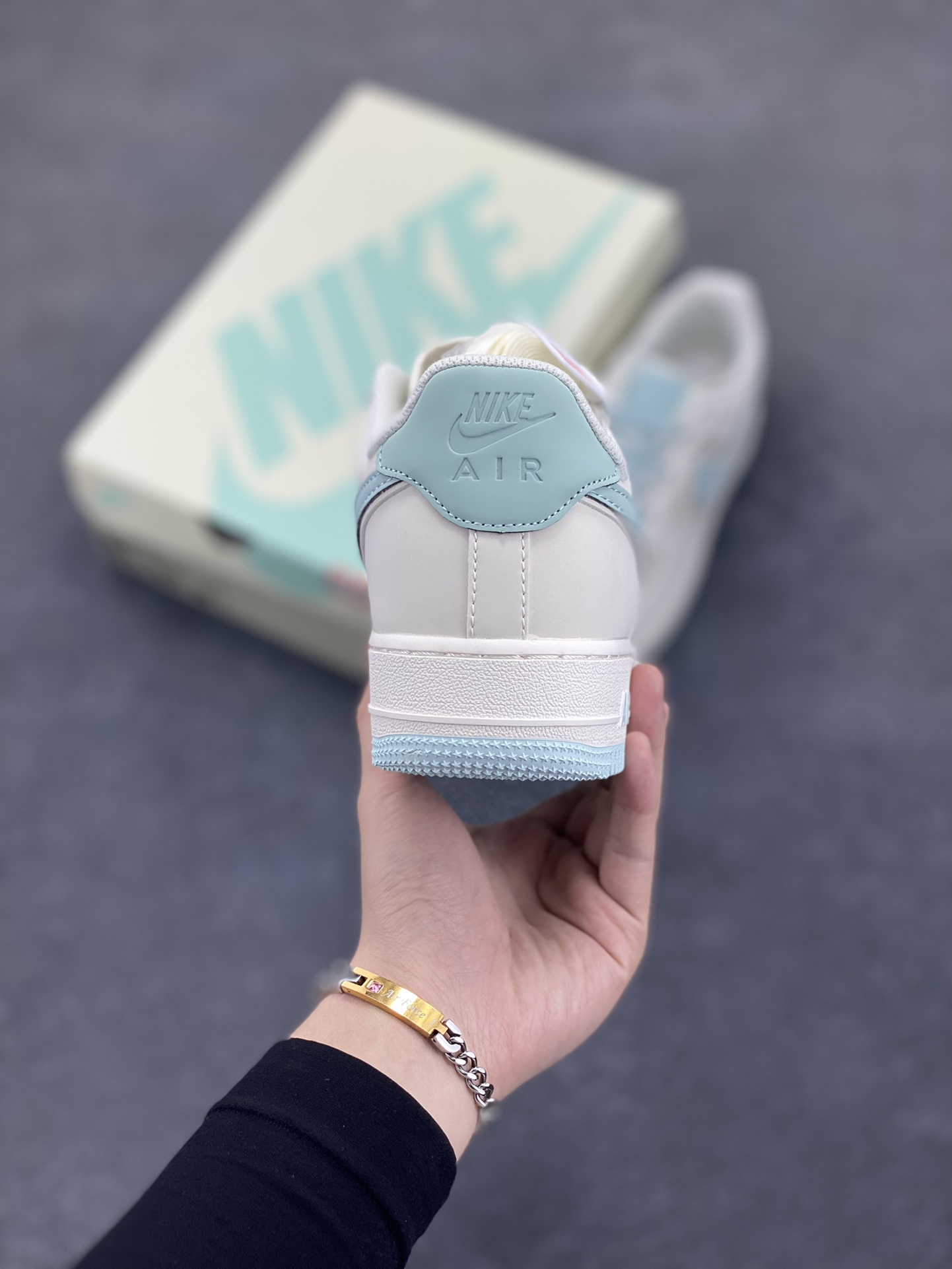 图片[4]-Nike Air Force 1 Low \’07 米冰蓝 满天星低帮空军一号休闲板鞋 客供高亮3m反光 定制头成皮料 定制鞋盒 原楦原纸板 纯正版型 内置全掌气垫 货号：GL6835-011 尺码：36 36.5 37.5 38 38.5 39 40 40.5 41 42 42.5 43 44 44.5 45-选品中心