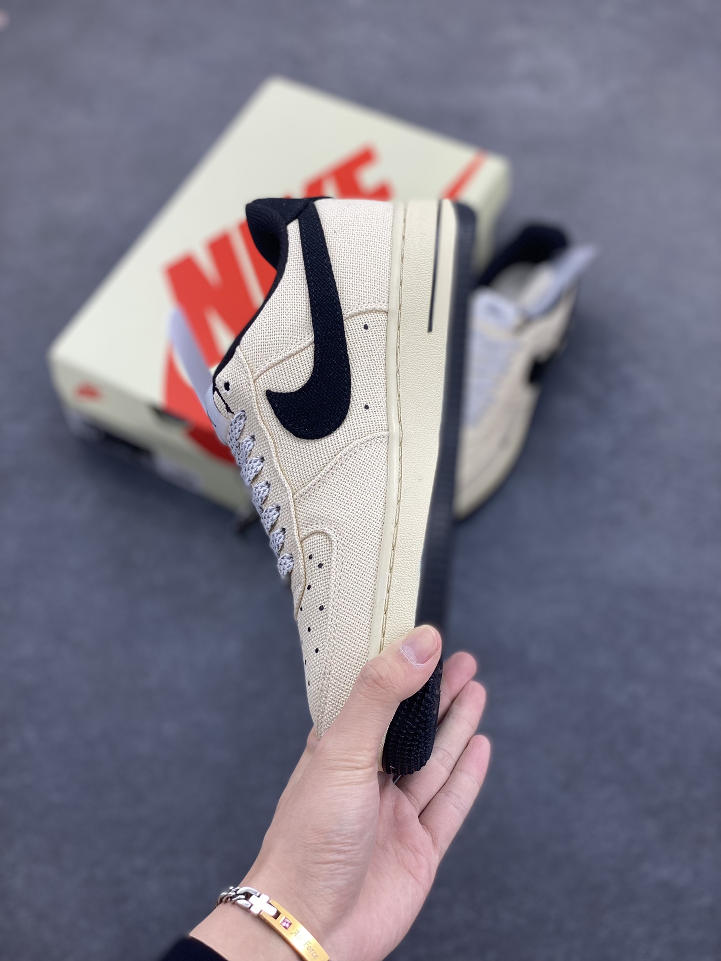 图片[3]-NIke Air Force 1 \’07 Low “斯图西联名——棉麻”空军一号 低帮 运动鞋 休闲鞋 折边针车 工艺难度大 原楦头原纸板 原装鞋盒 定制五金配件 内置全掌气垫 原厂鞋底 货号：XX3168-153 尺码：36 36.5 37.5 38 38.5 39 40 40.5 41 42 42.5 43 44 44.5 45-选品中心