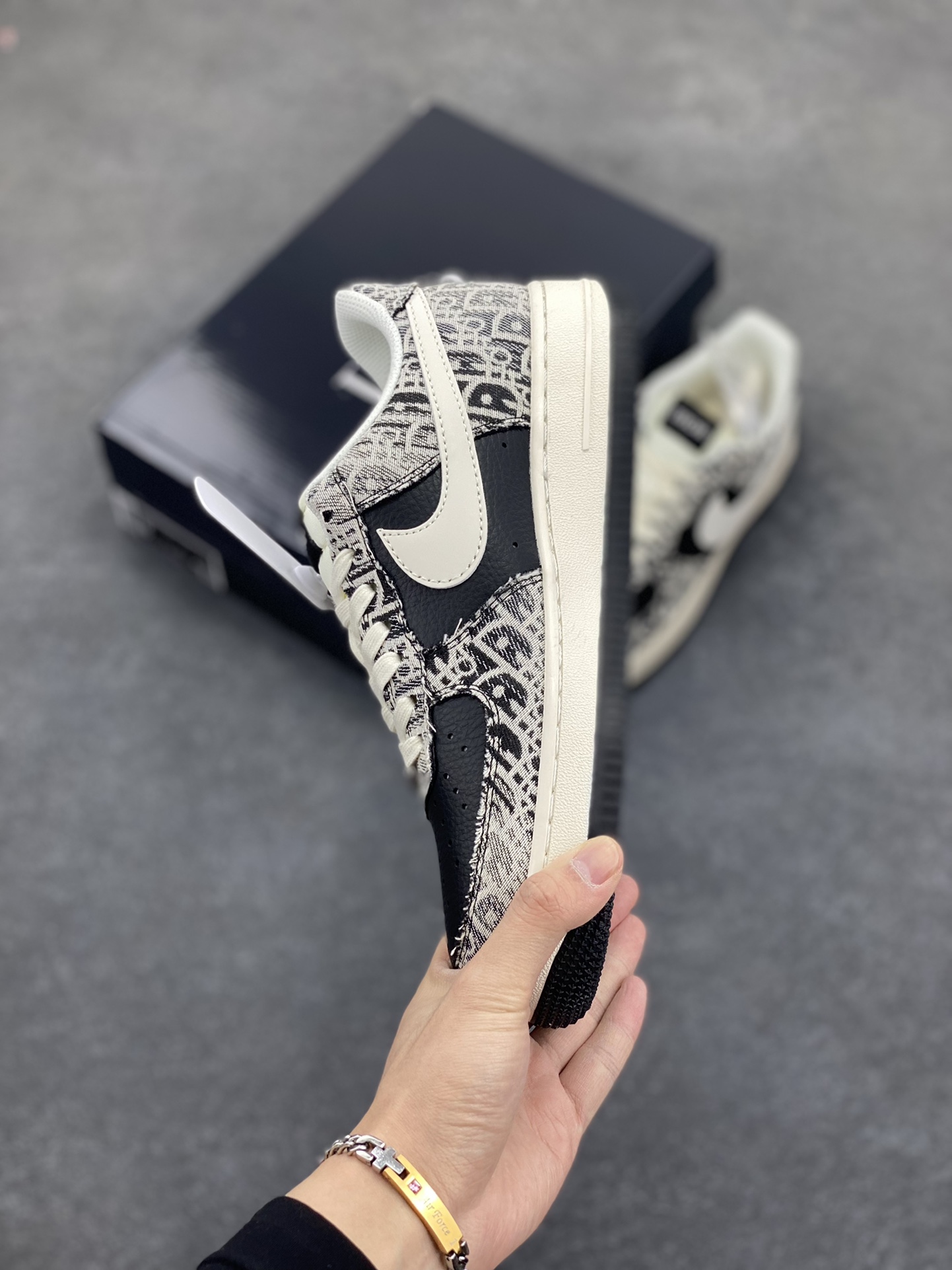图片[3]-NIke Air Force 1 \’07 Low “迪奥联名——花纹黑白勾”空军一号 低帮 运动鞋 休闲鞋 折边针车 工艺难度大 原楦头原纸板 原装鞋盒 定制五金配件 内置全掌气垫 原厂鞋底 货号：XS1958-581 尺码：36 36.5 37.5 38 38.5 39 40 40.5 41 42 42.5 43 44 44.5 45-选品中心