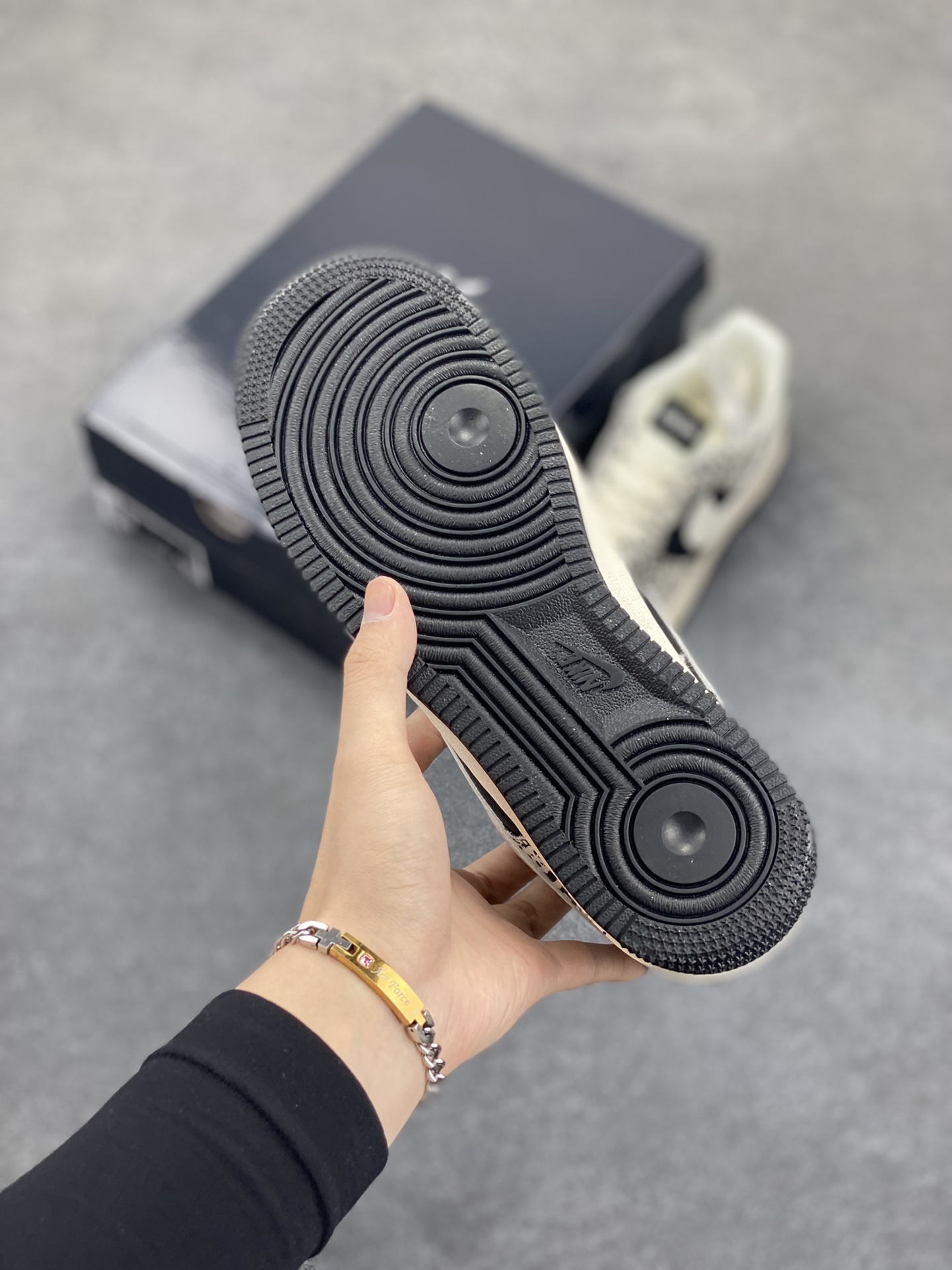 图片[5]-NIke Air Force 1 \’07 Low “迪奥联名——花纹黑白勾”空军一号 低帮 运动鞋 休闲鞋 折边针车 工艺难度大 原楦头原纸板 原装鞋盒 定制五金配件 内置全掌气垫 原厂鞋底 货号：XS1958-581 尺码：36 36.5 37.5 38 38.5 39 40 40.5 41 42 42.5 43 44 44.5 45-选品中心