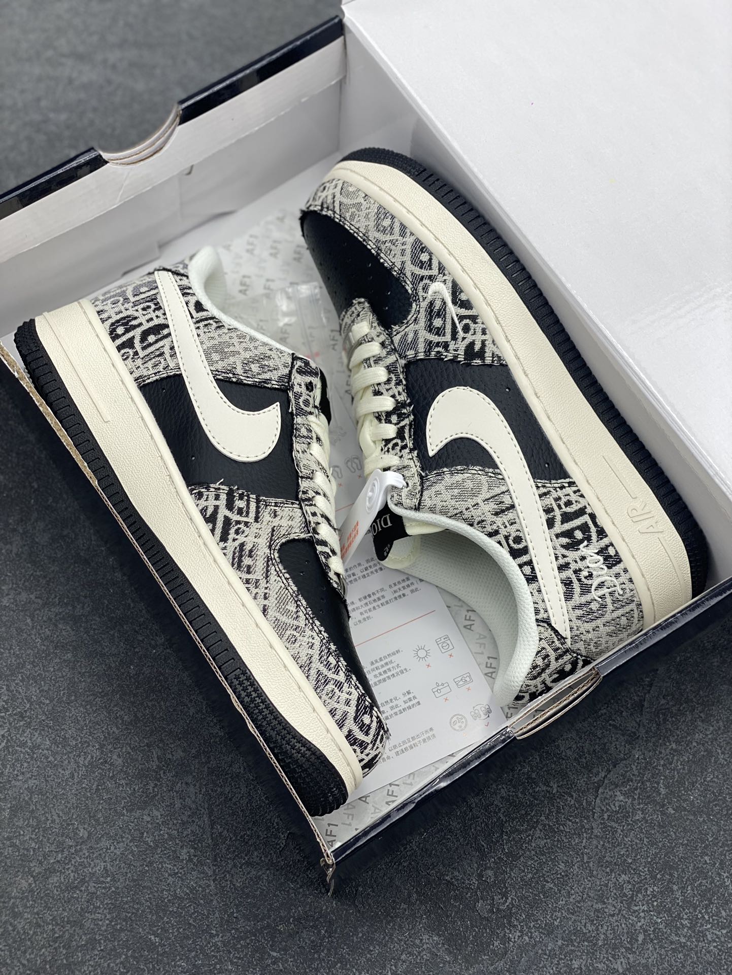 图片[9]-NIke Air Force 1 \’07 Low “迪奥联名——花纹黑白勾”空军一号 低帮 运动鞋 休闲鞋 折边针车 工艺难度大 原楦头原纸板 原装鞋盒 定制五金配件 内置全掌气垫 原厂鞋底 货号：XS1958-581 尺码：36 36.5 37.5 38 38.5 39 40 40.5 41 42 42.5 43 44 44.5 45-选品中心