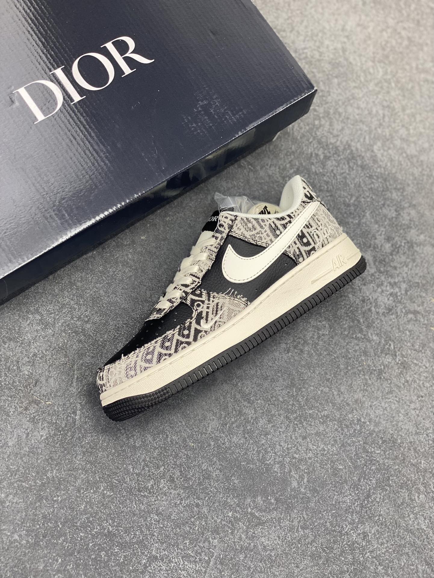 图片[7]-NIke Air Force 1 \’07 Low “迪奥联名——花纹黑白勾”空军一号 低帮 运动鞋 休闲鞋 折边针车 工艺难度大 原楦头原纸板 原装鞋盒 定制五金配件 内置全掌气垫 原厂鞋底 货号：XS1958-581 尺码：36 36.5 37.5 38 38.5 39 40 40.5 41 42 42.5 43 44 44.5 45-选品中心