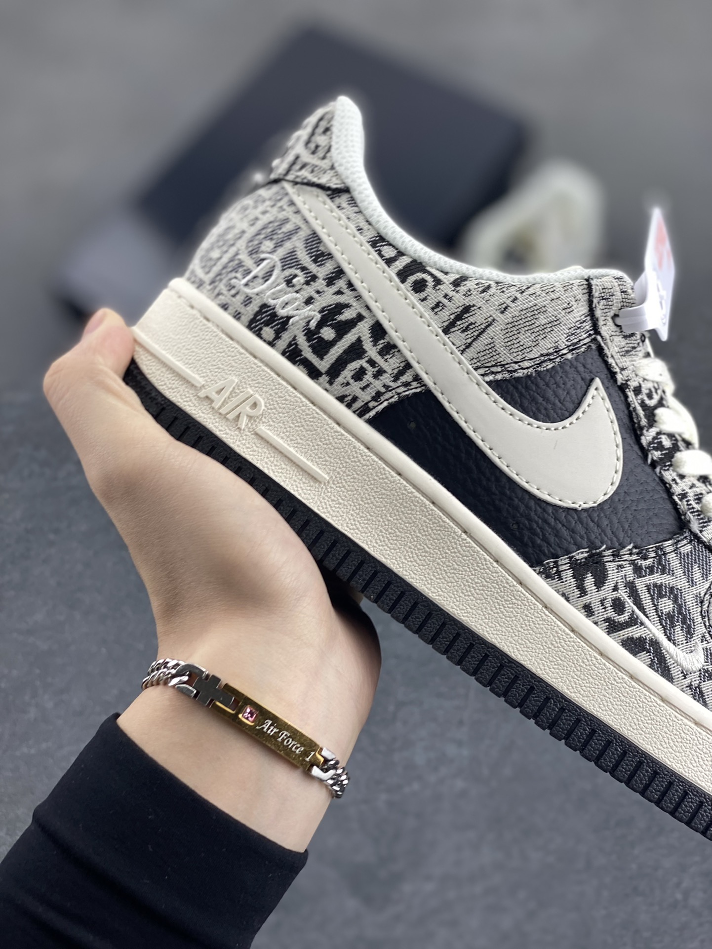 图片[6]-NIke Air Force 1 \’07 Low “迪奥联名——花纹黑白勾”空军一号 低帮 运动鞋 休闲鞋 折边针车 工艺难度大 原楦头原纸板 原装鞋盒 定制五金配件 内置全掌气垫 原厂鞋底 货号：XS1958-581 尺码：36 36.5 37.5 38 38.5 39 40 40.5 41 42 42.5 43 44 44.5 45-选品中心