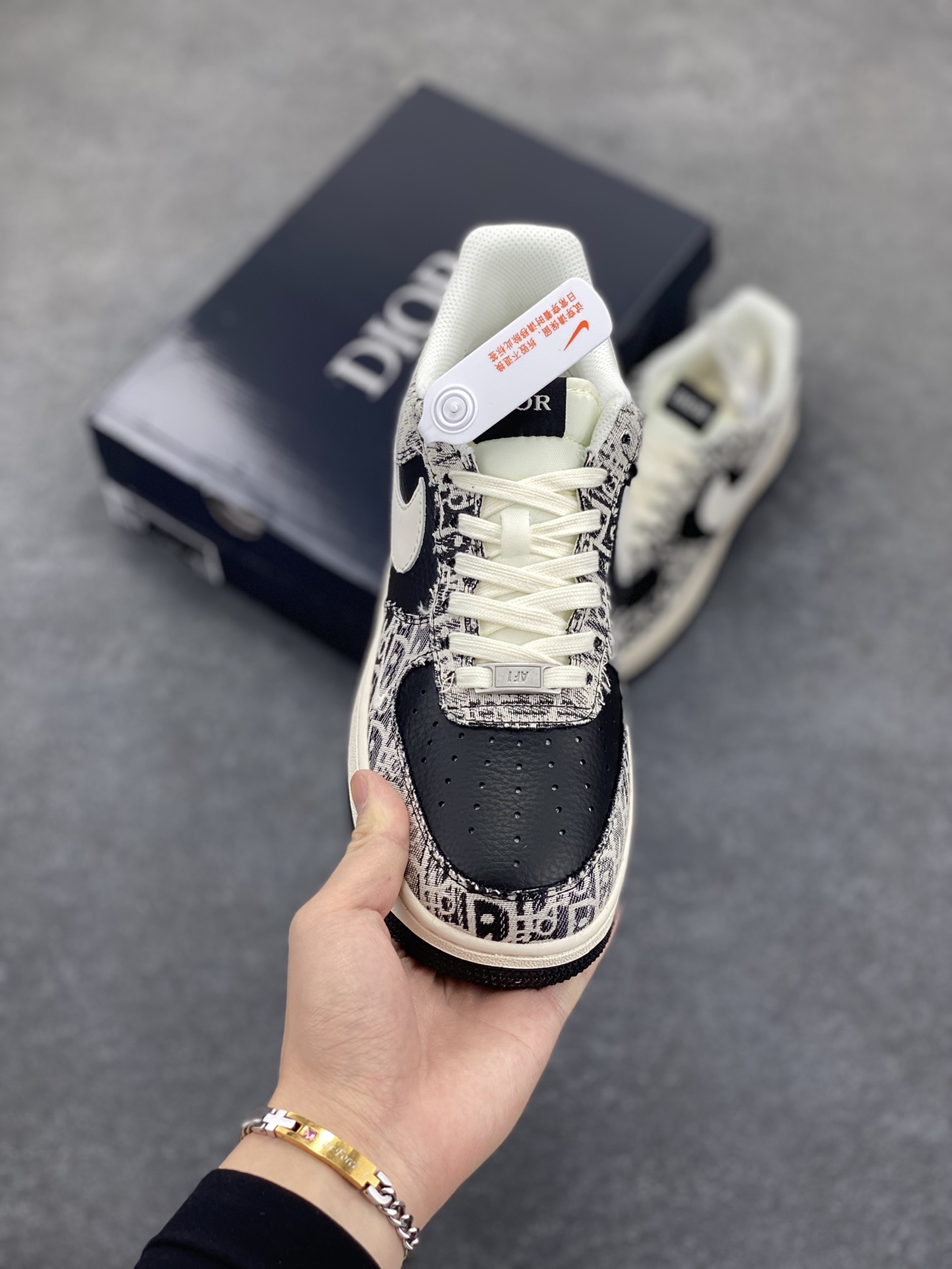 图片[2]-NIke Air Force 1 \’07 Low “迪奥联名——花纹黑白勾”空军一号 低帮 运动鞋 休闲鞋 折边针车 工艺难度大 原楦头原纸板 原装鞋盒 定制五金配件 内置全掌气垫 原厂鞋底 货号：XS1958-581 尺码：36 36.5 37.5 38 38.5 39 40 40.5 41 42 42.5 43 44 44.5 45-选品中心