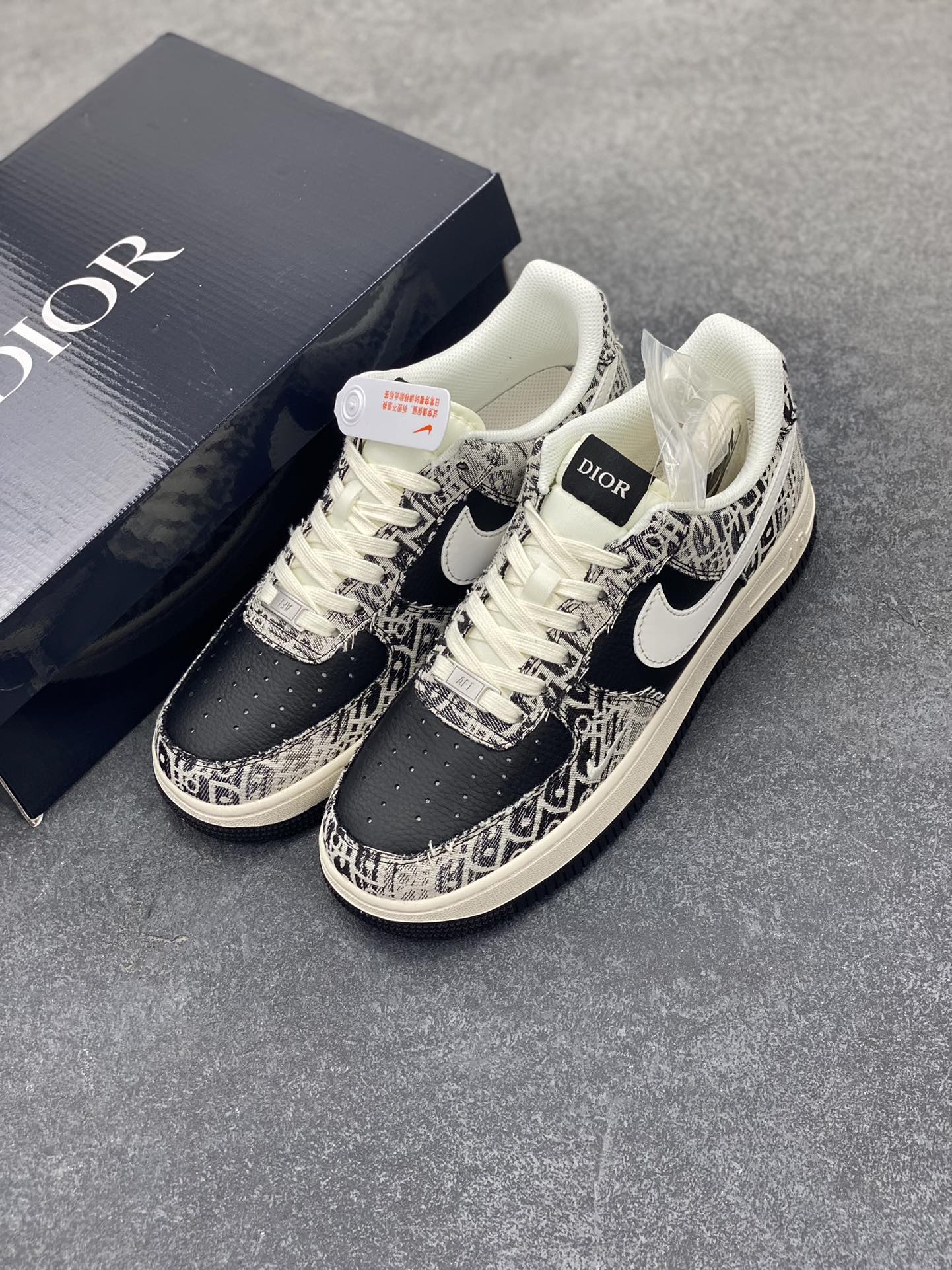 图片[8]-NIke Air Force 1 \’07 Low “迪奥联名——花纹黑白勾”空军一号 低帮 运动鞋 休闲鞋 折边针车 工艺难度大 原楦头原纸板 原装鞋盒 定制五金配件 内置全掌气垫 原厂鞋底 货号：XS1958-581 尺码：36 36.5 37.5 38 38.5 39 40 40.5 41 42 42.5 43 44 44.5 45-选品中心