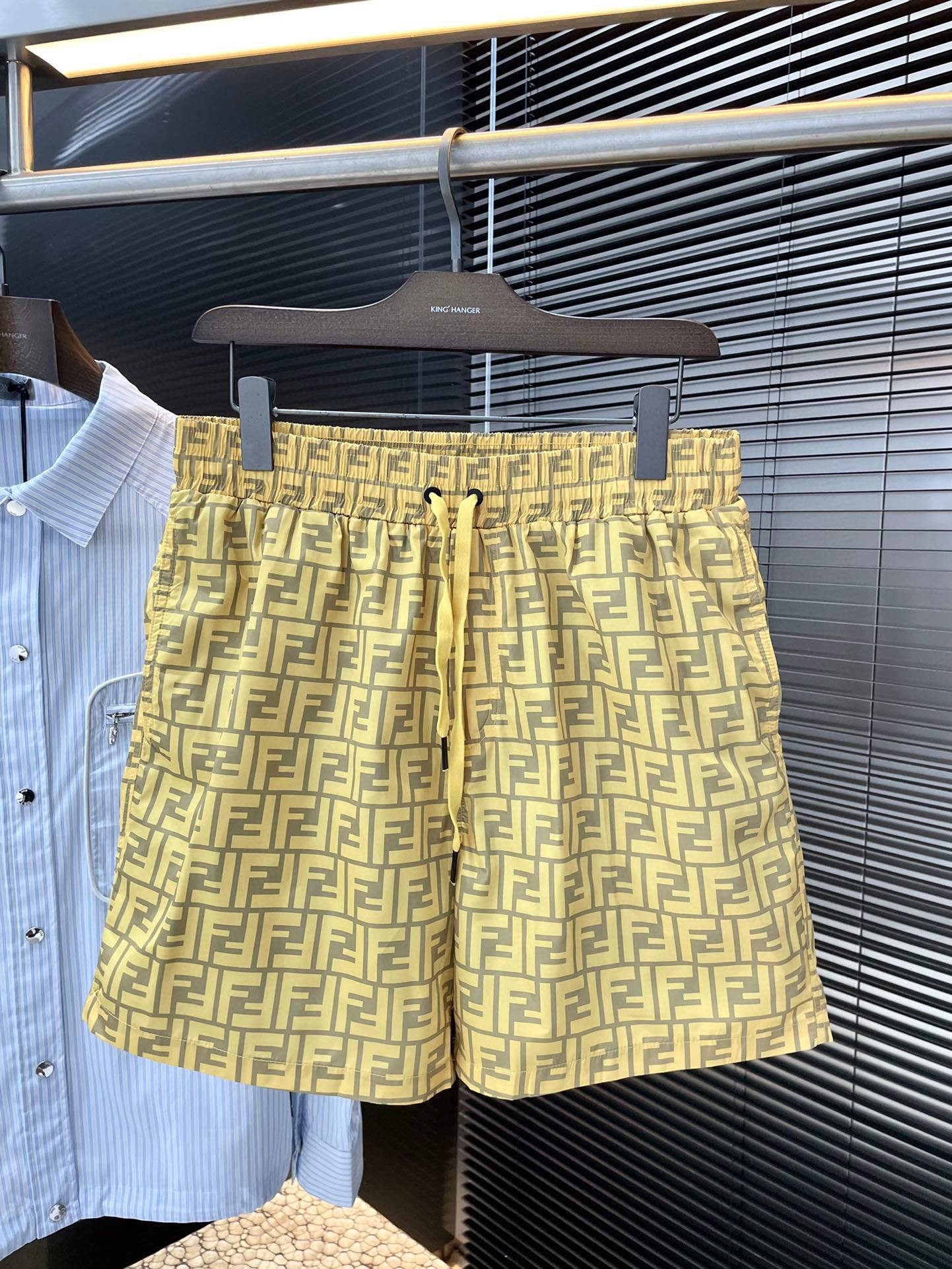 NO:151475,P FENDI- (Fendi) new spring and summer hot pants top version, the official website is launched simultaneously, classic full-print design, exquisite workmanship, made of space cotton fabric, three-dimensional and stylish, metal rope head Specially imported machine mold opening customization, time-consuming and labor-intensive, three-standard models are complete for men and women Color Khaki Yellow Beige Number of codes S-XL,,fendi,fendi,alexander wang19860909P  FENDI-（芬迪）春夏新款热裤 顶级版本,官网同步上新,经典满印设计,精致做工,采用太空棉面料打造,版型立体有型,金属绳头 专门进口机器开模定制,费时费工,三标齐全男女同款 颜色 卡其色 黄色 米黄色 码数 S-XL,,fendi,fendi,alexander wang,Men's clothing