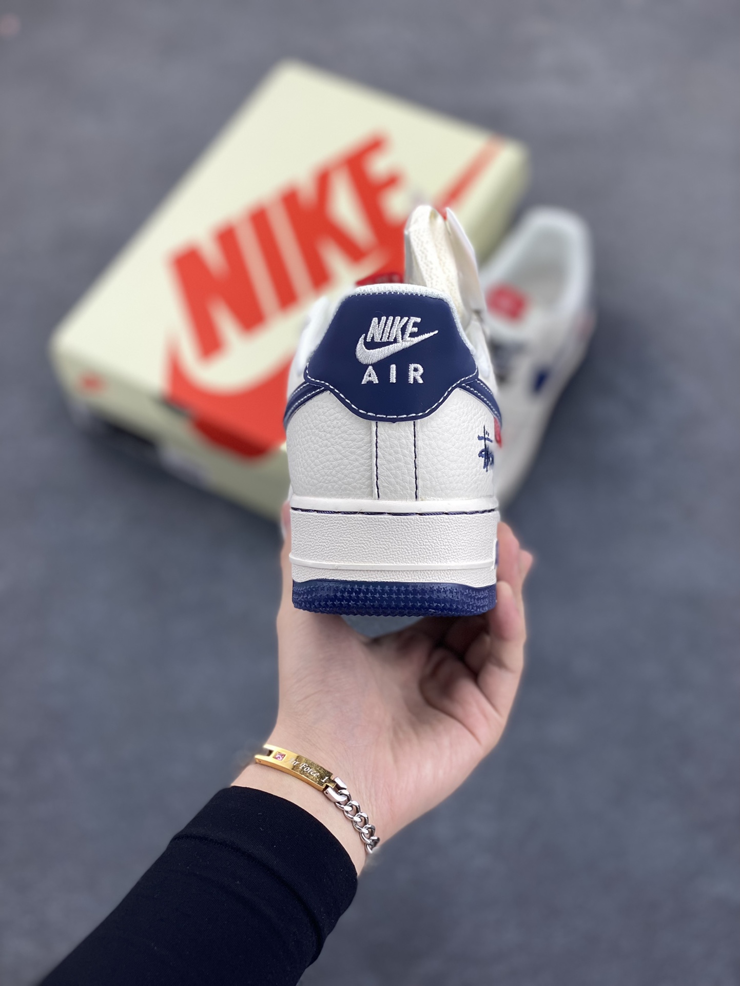 图片[4]-NIke Air Force 1 \’07 Low “斯图西联名——双拼蓝红标”空军一号 低帮 运动鞋 休闲鞋 折边针车 工艺难度大 原楦头原纸板 原装鞋盒 定制五金配件 内置全掌气垫 原厂鞋底 货号：HH7518-072 尺码：36 36.5 37.5 38 38.5 39 40 40.5 41 42 42.5 43 44 44.5 45-选品中心