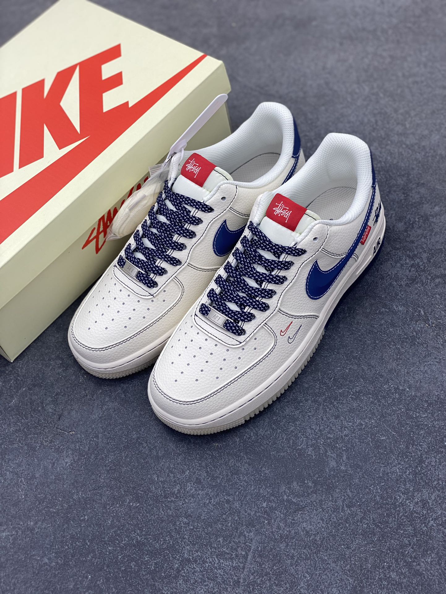 图片[8]-NIke Air Force 1 \’07 Low “斯图西联名——双拼蓝红标”空军一号 低帮 运动鞋 休闲鞋 折边针车 工艺难度大 原楦头原纸板 原装鞋盒 定制五金配件 内置全掌气垫 原厂鞋底 货号：HH7518-072 尺码：36 36.5 37.5 38 38.5 39 40 40.5 41 42 42.5 43 44 44.5 45-选品中心