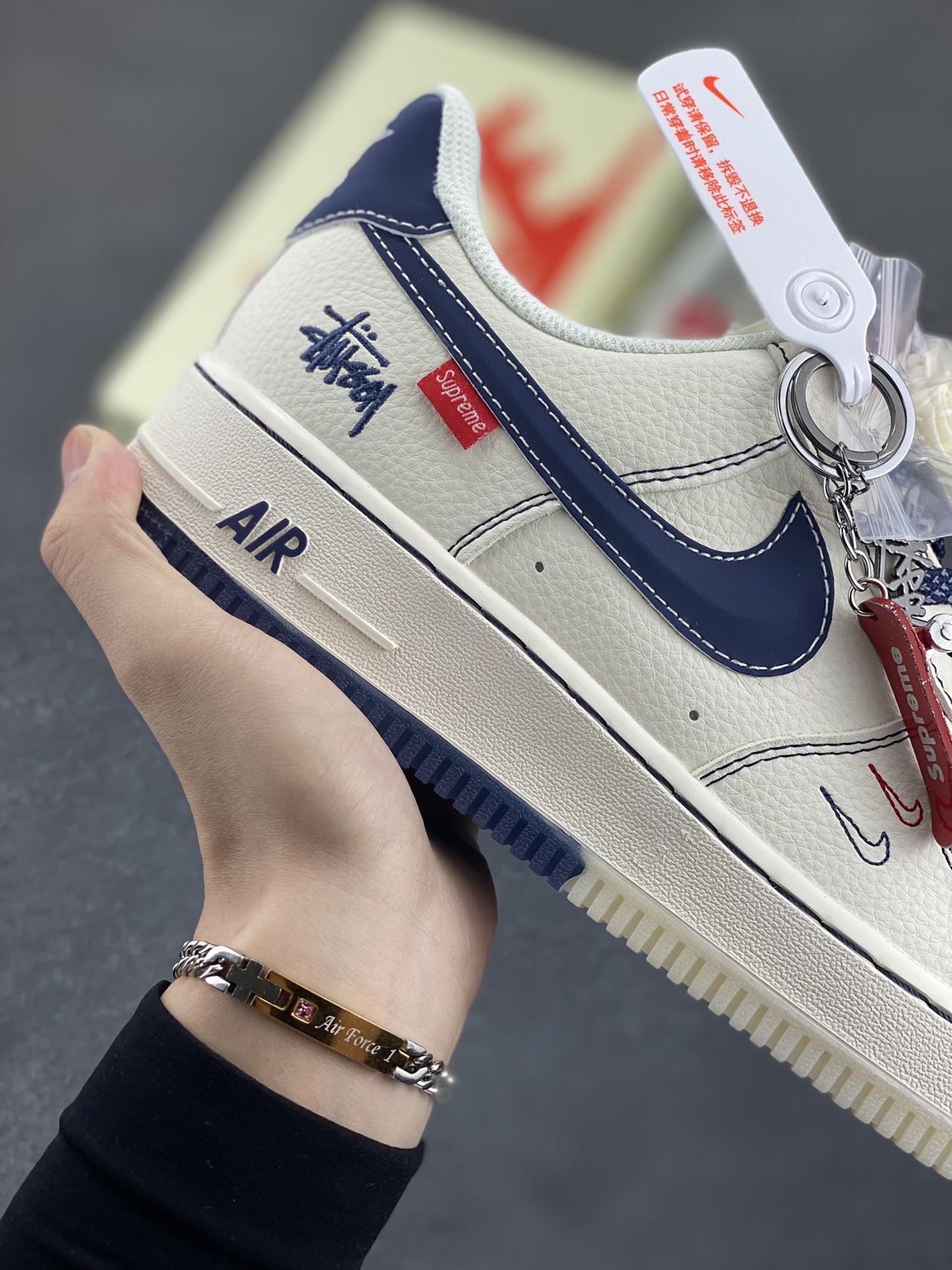 图片[6]-NIke Air Force 1 \’07 Low “斯图西联名——双拼蓝红标”空军一号 低帮 运动鞋 休闲鞋 折边针车 工艺难度大 原楦头原纸板 原装鞋盒 定制五金配件 内置全掌气垫 原厂鞋底 货号：HH7518-072 尺码：36 36.5 37.5 38 38.5 39 40 40.5 41 42 42.5 43 44 44.5 45-选品中心