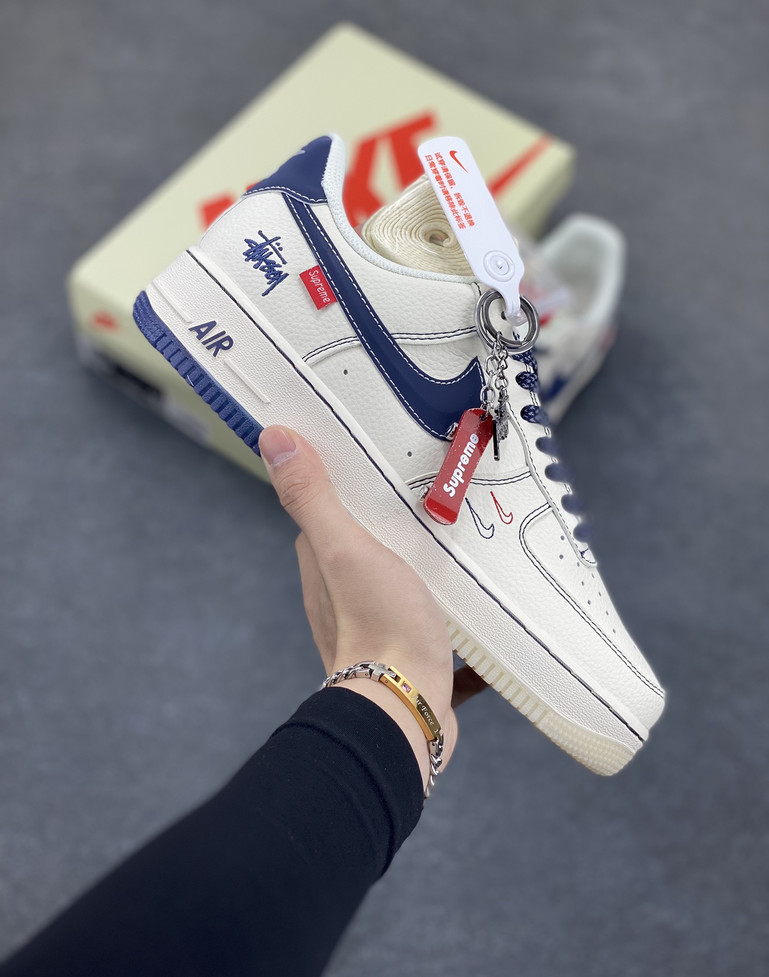 NIke Air Force 1 \'07 Low “斯图西联名——双拼蓝红标”空军一号 低帮 运动鞋 休闲鞋 折边针车 工艺难度大 原楦头原纸板 原装鞋盒 定制五金配件 内置全掌气垫 原厂鞋底 货号：HH7518-072 尺码：36 36.5 37.5 38 38.5 39 40 40.5 41 42 42.5 43 44 44.5 45-选品中心