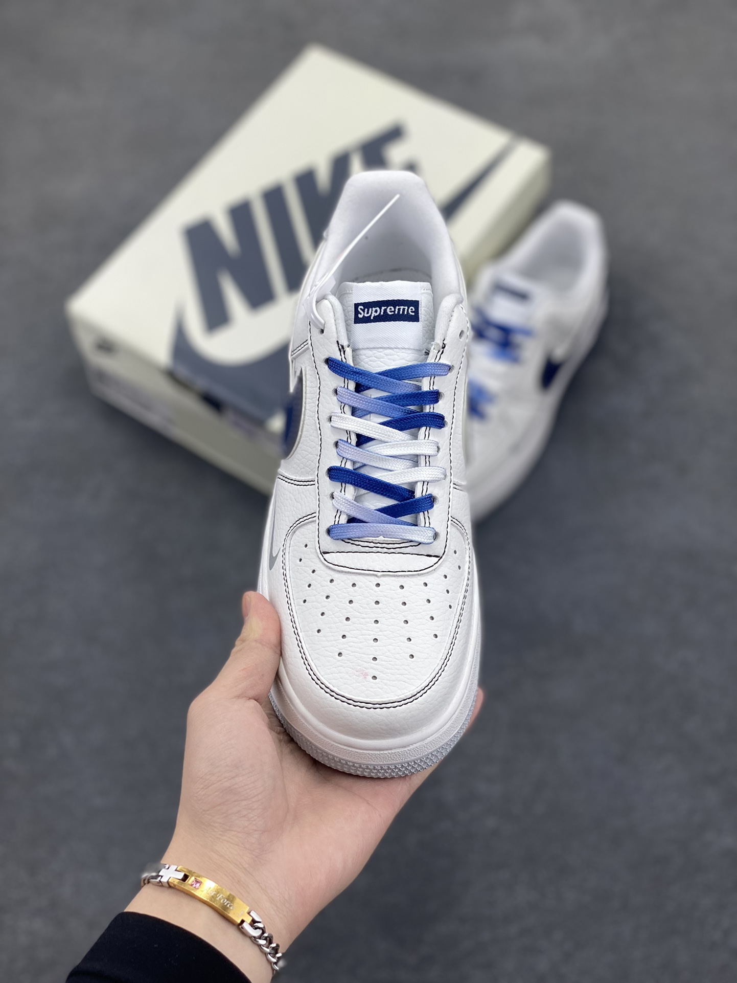 图片[2]-NIke Air Force 1 \’07 Low “Supreme联名”空军一号 低帮 运动鞋 休闲鞋 折边针车 工艺难度大 原楦头原纸板 原装鞋盒 定制五金配件 内置全掌气垫 原厂鞋底 货号：DQ6628-157 尺码：36 36.5 37.5 38 38.5 39 40 40.5 41 42 42.5 43 44 44.5 45-选品中心