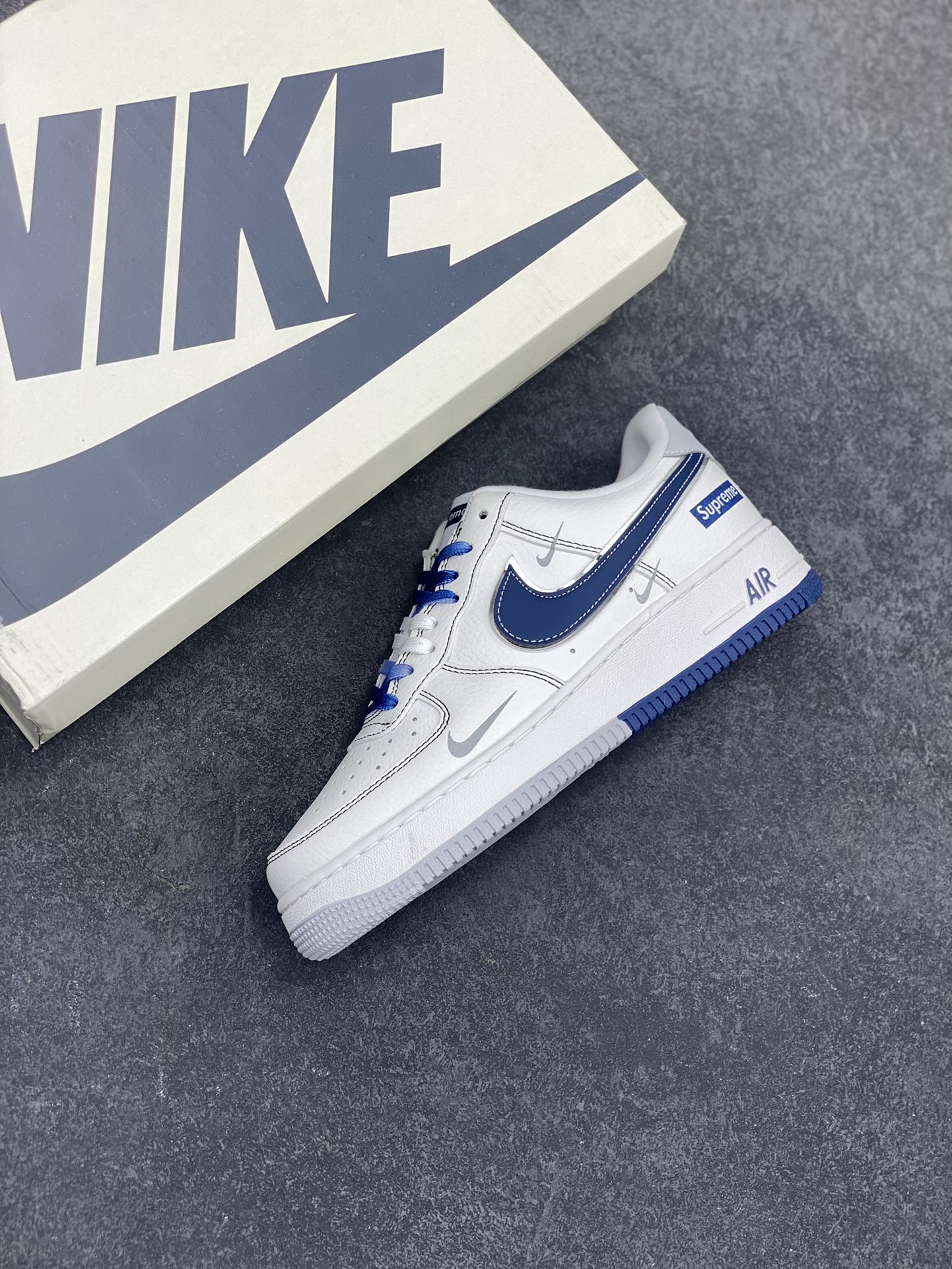 图片[7]-NIke Air Force 1 \’07 Low “Supreme联名”空军一号 低帮 运动鞋 休闲鞋 折边针车 工艺难度大 原楦头原纸板 原装鞋盒 定制五金配件 内置全掌气垫 原厂鞋底 货号：DQ6628-157 尺码：36 36.5 37.5 38 38.5 39 40 40.5 41 42 42.5 43 44 44.5 45-选品中心