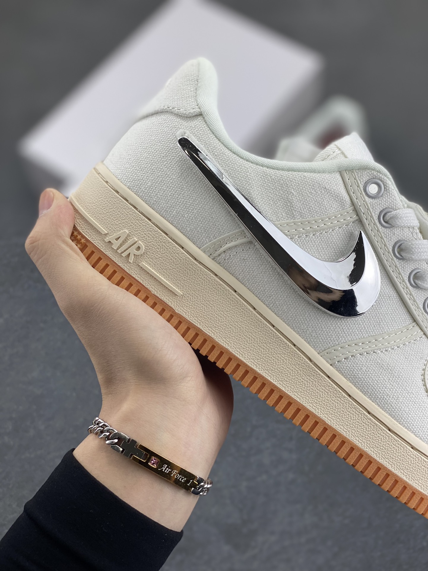 图片[6]-AF1诞生35周年限定联名 说唱歌手·斯科特Travis Scott X Nike Air Force 1 Low \”ravis Scott White\”空军一号低帮经典百搭休闲运动板鞋“帆布白镭射替换钩子” Nike 特别邀请了多位知名设计团队开展了 “AF100” 特别企划，整体配色方案采用纯白装扮为主基调，采用轻便的帆布材质结合炫彩 3M 反光线条元素打造鞋身，鞋侧 Swoosh 标志选用魔术贴姿态示人，共有三种不同的形状可供选择 货号：AQ4211-101 尺码：36 36.5 37.5 38 38.5 39 40 40.5 41 42 42.5 43 44 44.5 45-选品中心