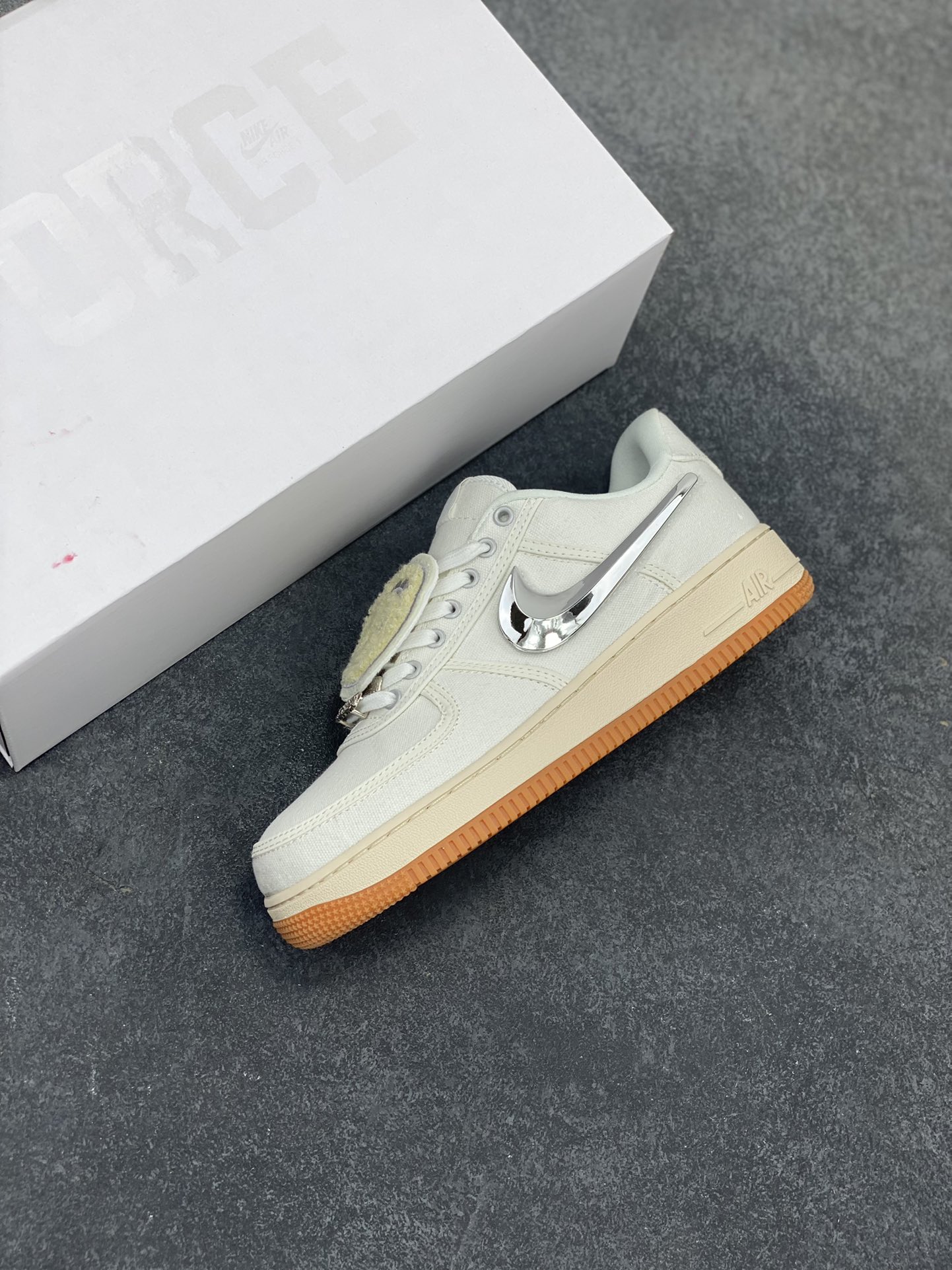 图片[7]-AF1诞生35周年限定联名 说唱歌手·斯科特Travis Scott X Nike Air Force 1 Low \”ravis Scott White\”空军一号低帮经典百搭休闲运动板鞋“帆布白镭射替换钩子” Nike 特别邀请了多位知名设计团队开展了 “AF100” 特别企划，整体配色方案采用纯白装扮为主基调，采用轻便的帆布材质结合炫彩 3M 反光线条元素打造鞋身，鞋侧 Swoosh 标志选用魔术贴姿态示人，共有三种不同的形状可供选择 货号：AQ4211-101 尺码：36 36.5 37.5 38 38.5 39 40 40.5 41 42 42.5 43 44 44.5 45-选品中心