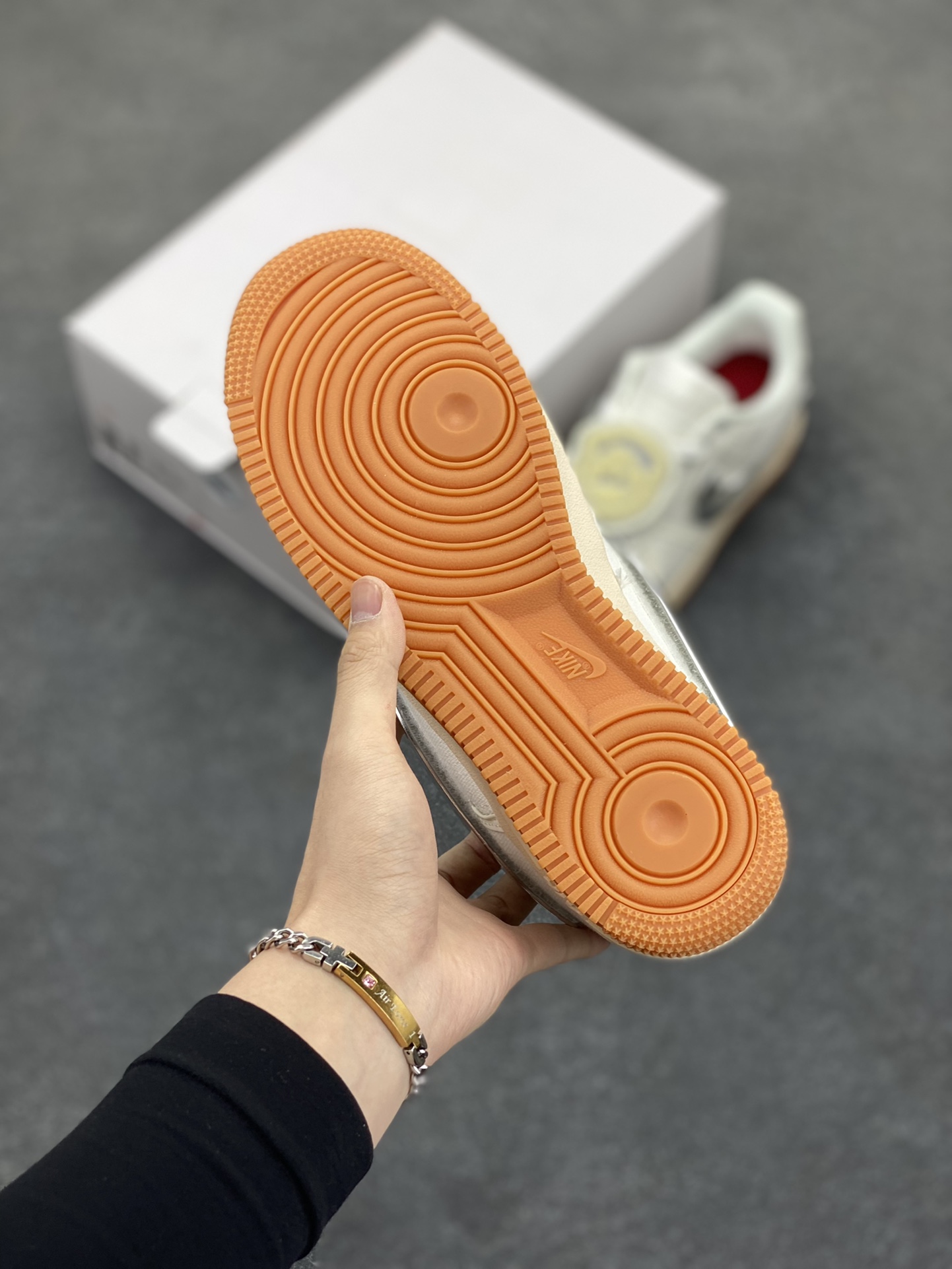 图片[5]-AF1诞生35周年限定联名 说唱歌手·斯科特Travis Scott X Nike Air Force 1 Low \”ravis Scott White\”空军一号低帮经典百搭休闲运动板鞋“帆布白镭射替换钩子” Nike 特别邀请了多位知名设计团队开展了 “AF100” 特别企划，整体配色方案采用纯白装扮为主基调，采用轻便的帆布材质结合炫彩 3M 反光线条元素打造鞋身，鞋侧 Swoosh 标志选用魔术贴姿态示人，共有三种不同的形状可供选择 货号：AQ4211-101 尺码：36 36.5 37.5 38 38.5 39 40 40.5 41 42 42.5 43 44 44.5 45-选品中心