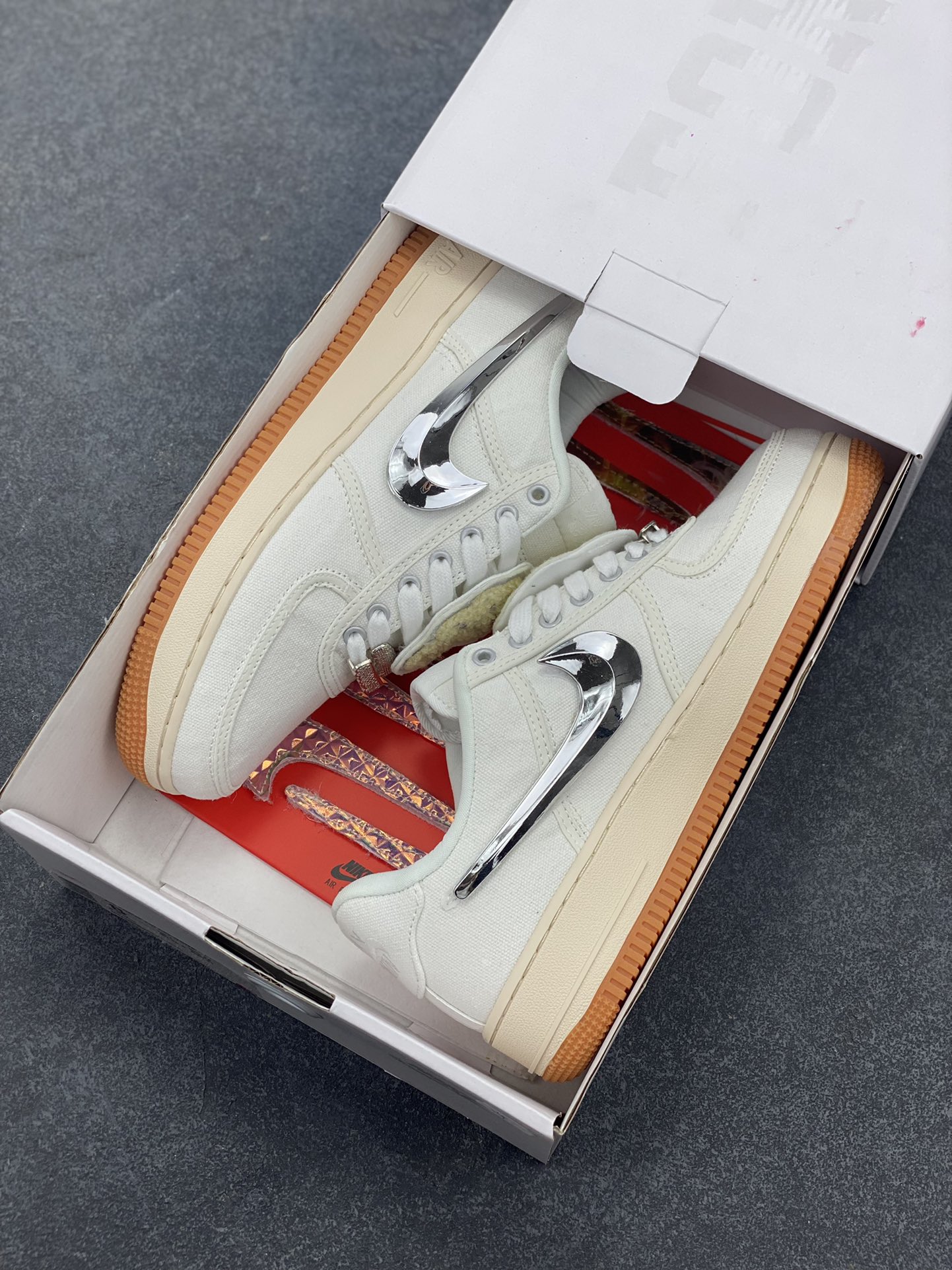 图片[9]-AF1诞生35周年限定联名 说唱歌手·斯科特Travis Scott X Nike Air Force 1 Low \”ravis Scott White\”空军一号低帮经典百搭休闲运动板鞋“帆布白镭射替换钩子” Nike 特别邀请了多位知名设计团队开展了 “AF100” 特别企划，整体配色方案采用纯白装扮为主基调，采用轻便的帆布材质结合炫彩 3M 反光线条元素打造鞋身，鞋侧 Swoosh 标志选用魔术贴姿态示人，共有三种不同的形状可供选择 货号：AQ4211-101 尺码：36 36.5 37.5 38 38.5 39 40 40.5 41 42 42.5 43 44 44.5 45-选品中心