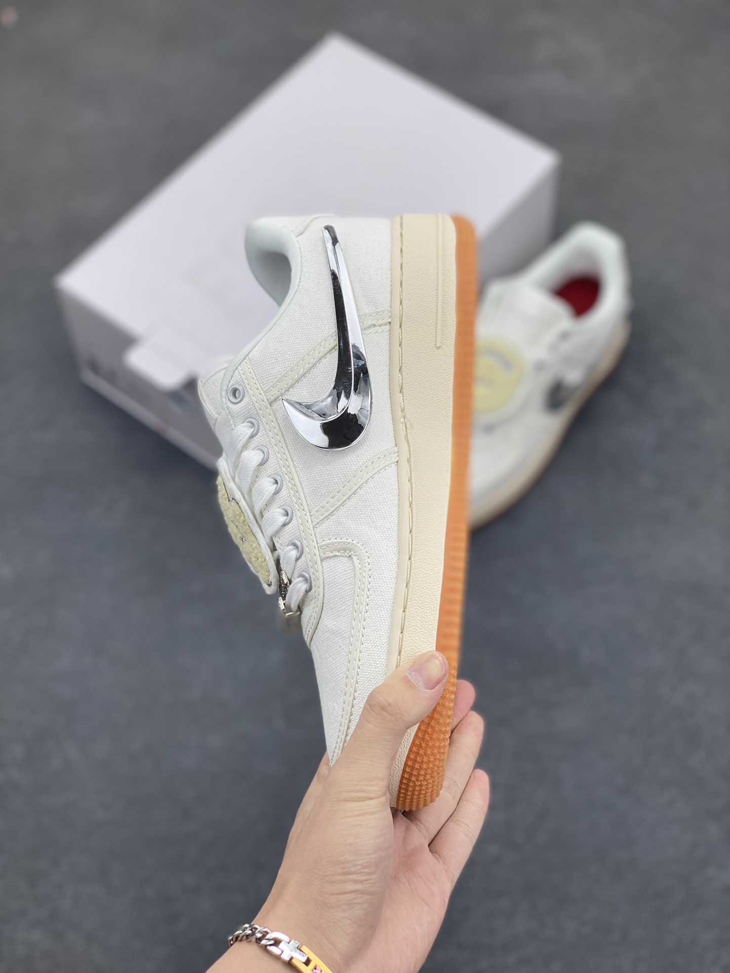 图片[3]-AF1诞生35周年限定联名 说唱歌手·斯科特Travis Scott X Nike Air Force 1 Low \”ravis Scott White\”空军一号低帮经典百搭休闲运动板鞋“帆布白镭射替换钩子” Nike 特别邀请了多位知名设计团队开展了 “AF100” 特别企划，整体配色方案采用纯白装扮为主基调，采用轻便的帆布材质结合炫彩 3M 反光线条元素打造鞋身，鞋侧 Swoosh 标志选用魔术贴姿态示人，共有三种不同的形状可供选择 货号：AQ4211-101 尺码：36 36.5 37.5 38 38.5 39 40 40.5 41 42 42.5 43 44 44.5 45-选品中心