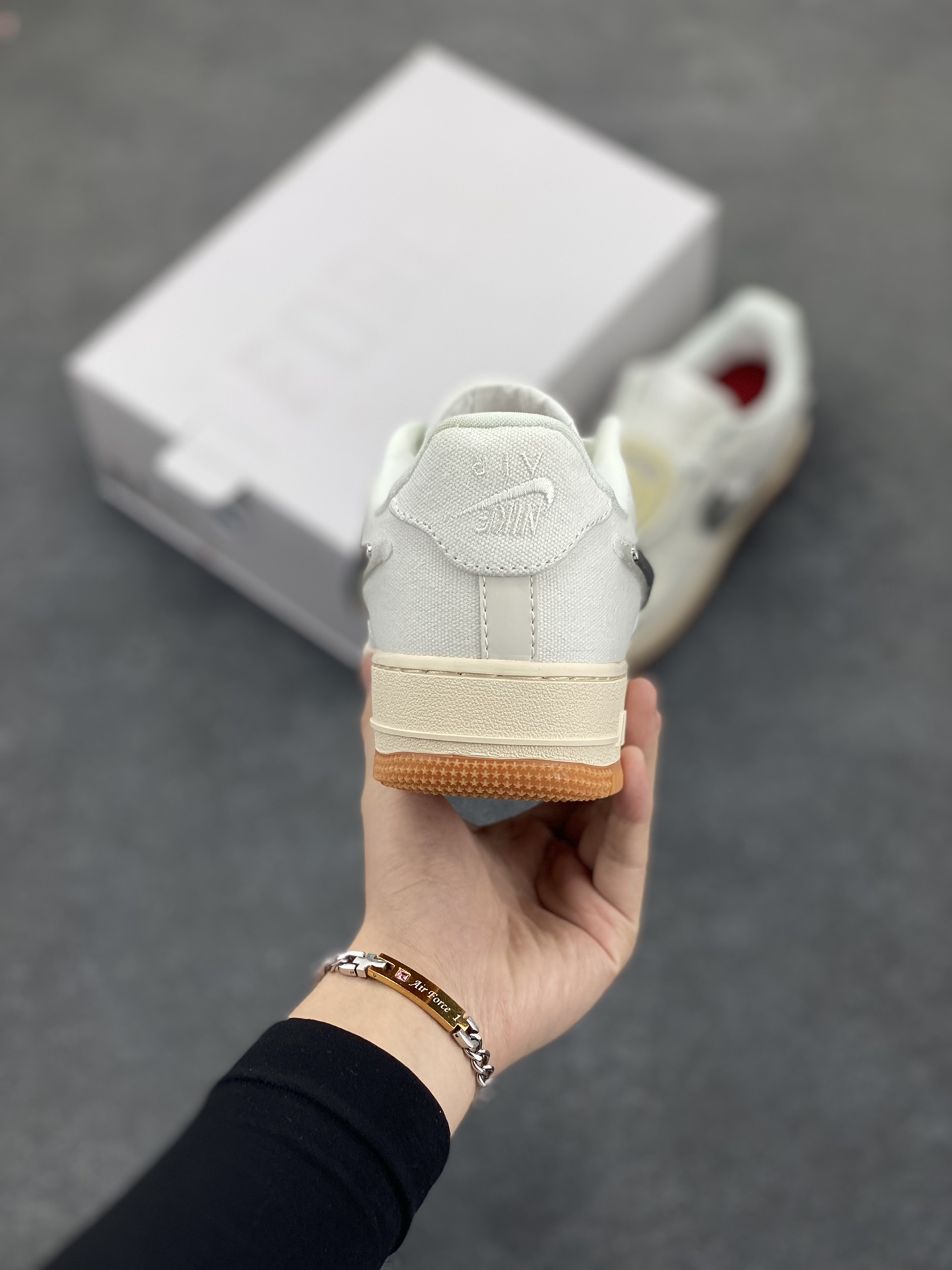 图片[4]-AF1诞生35周年限定联名 说唱歌手·斯科特Travis Scott X Nike Air Force 1 Low \”ravis Scott White\”空军一号低帮经典百搭休闲运动板鞋“帆布白镭射替换钩子” Nike 特别邀请了多位知名设计团队开展了 “AF100” 特别企划，整体配色方案采用纯白装扮为主基调，采用轻便的帆布材质结合炫彩 3M 反光线条元素打造鞋身，鞋侧 Swoosh 标志选用魔术贴姿态示人，共有三种不同的形状可供选择 货号：AQ4211-101 尺码：36 36.5 37.5 38 38.5 39 40 40.5 41 42 42.5 43 44 44.5 45-选品中心