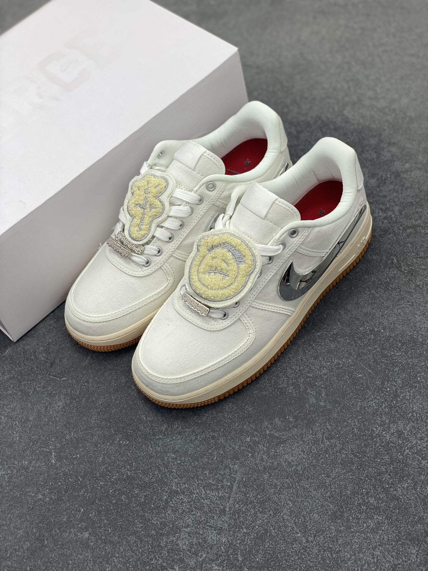 图片[8]-AF1诞生35周年限定联名 说唱歌手·斯科特Travis Scott X Nike Air Force 1 Low \”ravis Scott White\”空军一号低帮经典百搭休闲运动板鞋“帆布白镭射替换钩子” Nike 特别邀请了多位知名设计团队开展了 “AF100” 特别企划，整体配色方案采用纯白装扮为主基调，采用轻便的帆布材质结合炫彩 3M 反光线条元素打造鞋身，鞋侧 Swoosh 标志选用魔术贴姿态示人，共有三种不同的形状可供选择 货号：AQ4211-101 尺码：36 36.5 37.5 38 38.5 39 40 40.5 41 42 42.5 43 44 44.5 45-选品中心