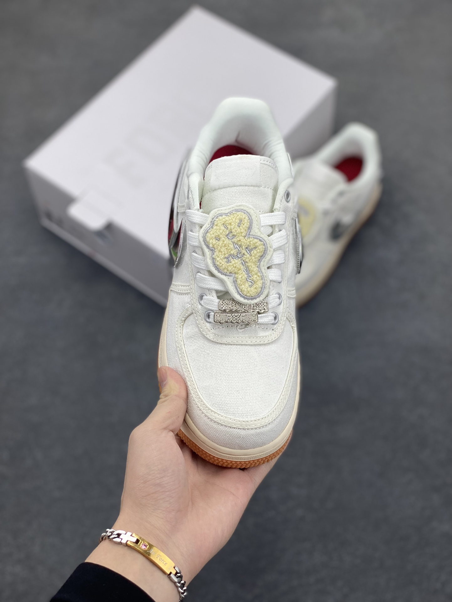 图片[2]-AF1诞生35周年限定联名 说唱歌手·斯科特Travis Scott X Nike Air Force 1 Low \”ravis Scott White\”空军一号低帮经典百搭休闲运动板鞋“帆布白镭射替换钩子” Nike 特别邀请了多位知名设计团队开展了 “AF100” 特别企划，整体配色方案采用纯白装扮为主基调，采用轻便的帆布材质结合炫彩 3M 反光线条元素打造鞋身，鞋侧 Swoosh 标志选用魔术贴姿态示人，共有三种不同的形状可供选择 货号：AQ4211-101 尺码：36 36.5 37.5 38 38.5 39 40 40.5 41 42 42.5 43 44 44.5 45-选品中心