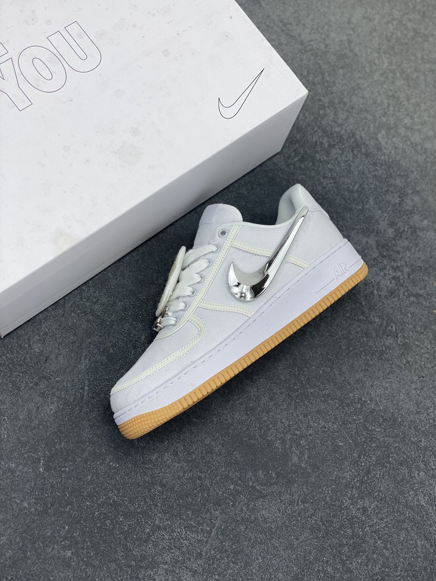 图片[7]-AF1诞生35周年限定联名 说唱歌手·斯科特Travis Scott X Nike Air Force 1 Low \”ravis Scott White\”空军一号低帮经典百搭休闲运动板鞋“帆布白镭射替换钩子” Nike 特别邀请了多位知名设计团队开展了 “AF100” 特别企划，整体配色方案采用纯白装扮为主基调，采用轻便的帆布材质结合炫彩 3M 反光线条元素打造鞋身，鞋侧 Swoosh 标志选用魔术贴姿态示人，共有三种不同的形状可供选择 货号：AQ4211-100 尺码：36 36.5 37.5 38 38.5 39 40 40.5 41 42 42.5 43 44 44.5 45-选品中心