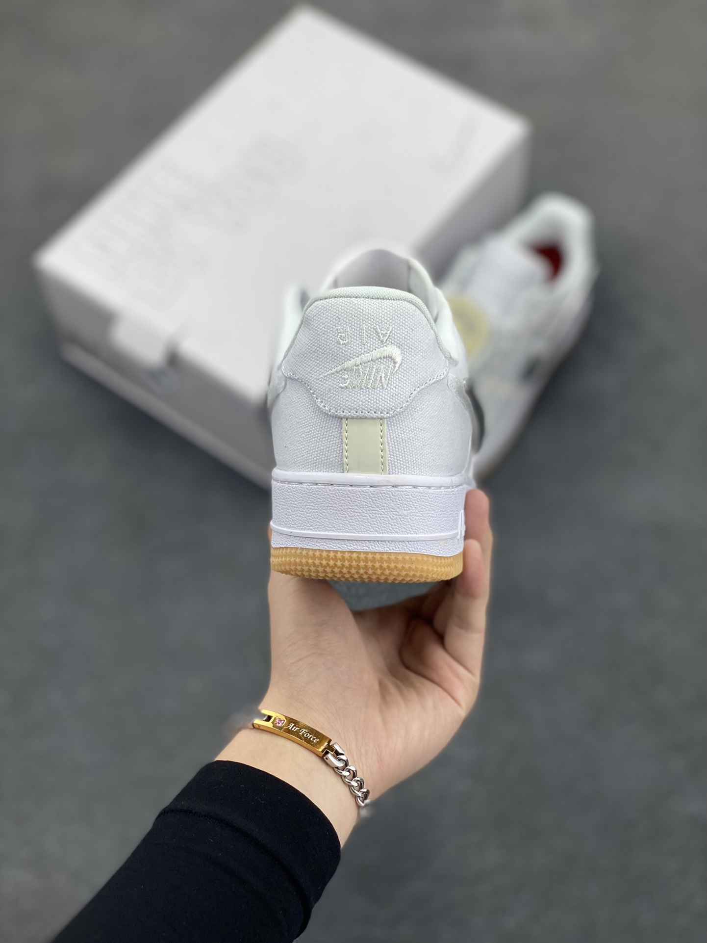 图片[4]-AF1诞生35周年限定联名 说唱歌手·斯科特Travis Scott X Nike Air Force 1 Low \”ravis Scott White\”空军一号低帮经典百搭休闲运动板鞋“帆布白镭射替换钩子” Nike 特别邀请了多位知名设计团队开展了 “AF100” 特别企划，整体配色方案采用纯白装扮为主基调，采用轻便的帆布材质结合炫彩 3M 反光线条元素打造鞋身，鞋侧 Swoosh 标志选用魔术贴姿态示人，共有三种不同的形状可供选择 货号：AQ4211-100 尺码：36 36.5 37.5 38 38.5 39 40 40.5 41 42 42.5 43 44 44.5 45-选品中心