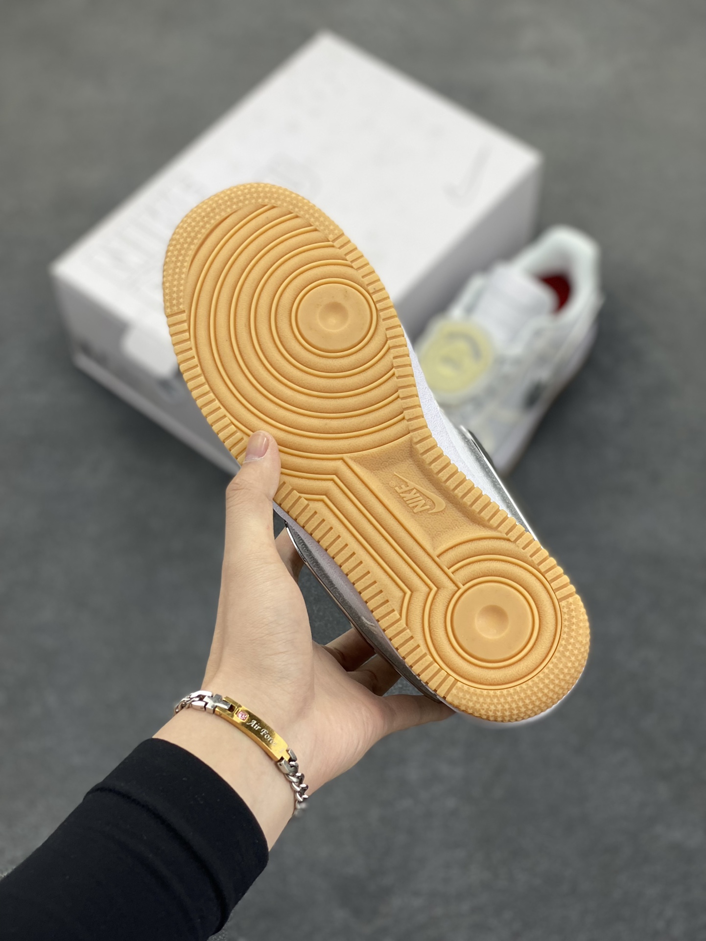 图片[5]-AF1诞生35周年限定联名 说唱歌手·斯科特Travis Scott X Nike Air Force 1 Low \”ravis Scott White\”空军一号低帮经典百搭休闲运动板鞋“帆布白镭射替换钩子” Nike 特别邀请了多位知名设计团队开展了 “AF100” 特别企划，整体配色方案采用纯白装扮为主基调，采用轻便的帆布材质结合炫彩 3M 反光线条元素打造鞋身，鞋侧 Swoosh 标志选用魔术贴姿态示人，共有三种不同的形状可供选择 货号：AQ4211-100 尺码：36 36.5 37.5 38 38.5 39 40 40.5 41 42 42.5 43 44 44.5 45-选品中心