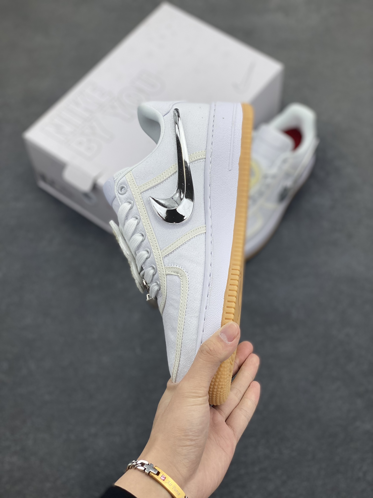 图片[3]-AF1诞生35周年限定联名 说唱歌手·斯科特Travis Scott X Nike Air Force 1 Low \”ravis Scott White\”空军一号低帮经典百搭休闲运动板鞋“帆布白镭射替换钩子” Nike 特别邀请了多位知名设计团队开展了 “AF100” 特别企划，整体配色方案采用纯白装扮为主基调，采用轻便的帆布材质结合炫彩 3M 反光线条元素打造鞋身，鞋侧 Swoosh 标志选用魔术贴姿态示人，共有三种不同的形状可供选择 货号：AQ4211-100 尺码：36 36.5 37.5 38 38.5 39 40 40.5 41 42 42.5 43 44 44.5 45-选品中心