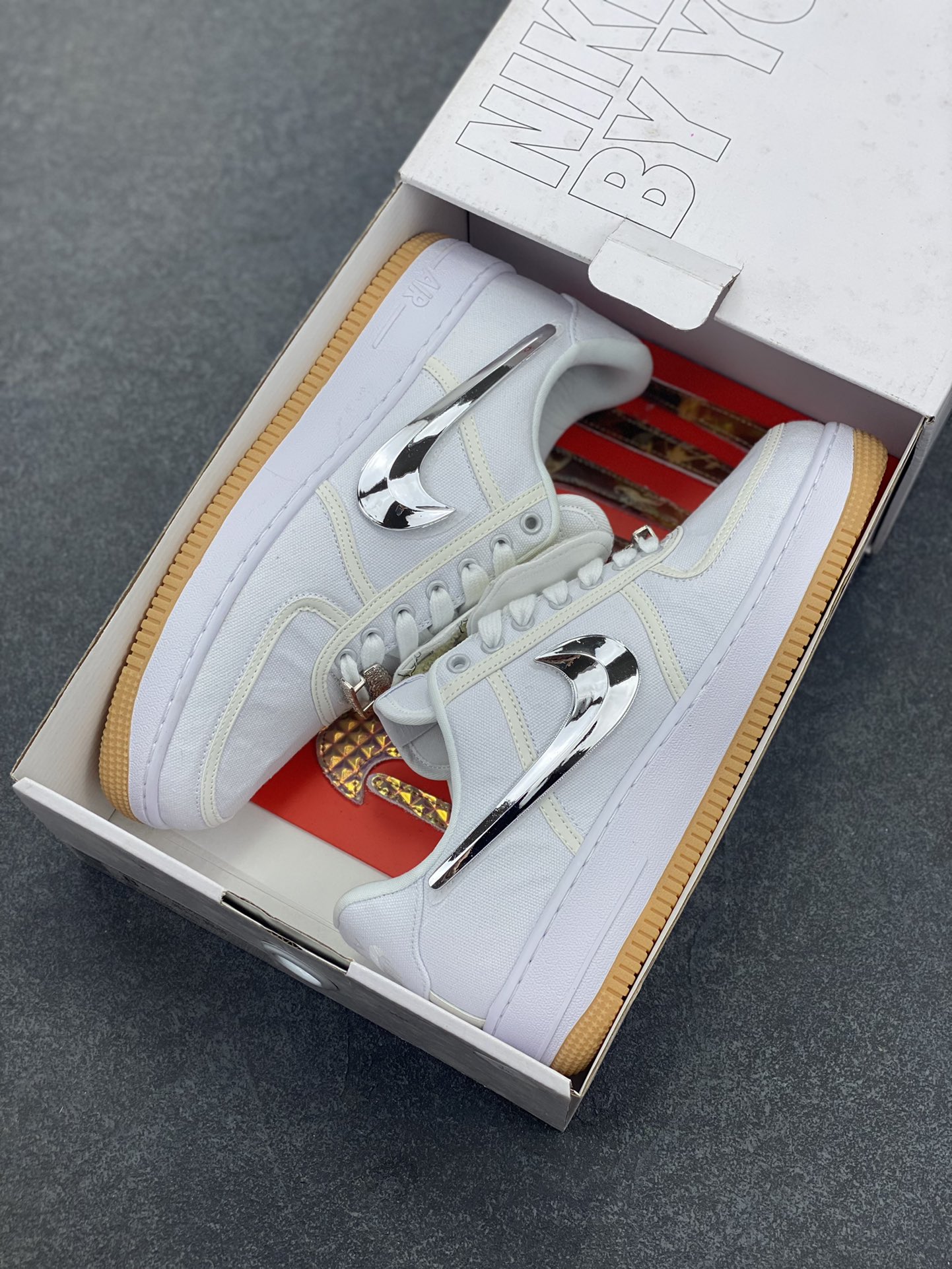 图片[9]-AF1诞生35周年限定联名 说唱歌手·斯科特Travis Scott X Nike Air Force 1 Low \”ravis Scott White\”空军一号低帮经典百搭休闲运动板鞋“帆布白镭射替换钩子” Nike 特别邀请了多位知名设计团队开展了 “AF100” 特别企划，整体配色方案采用纯白装扮为主基调，采用轻便的帆布材质结合炫彩 3M 反光线条元素打造鞋身，鞋侧 Swoosh 标志选用魔术贴姿态示人，共有三种不同的形状可供选择 货号：AQ4211-100 尺码：36 36.5 37.5 38 38.5 39 40 40.5 41 42 42.5 43 44 44.5 45-选品中心