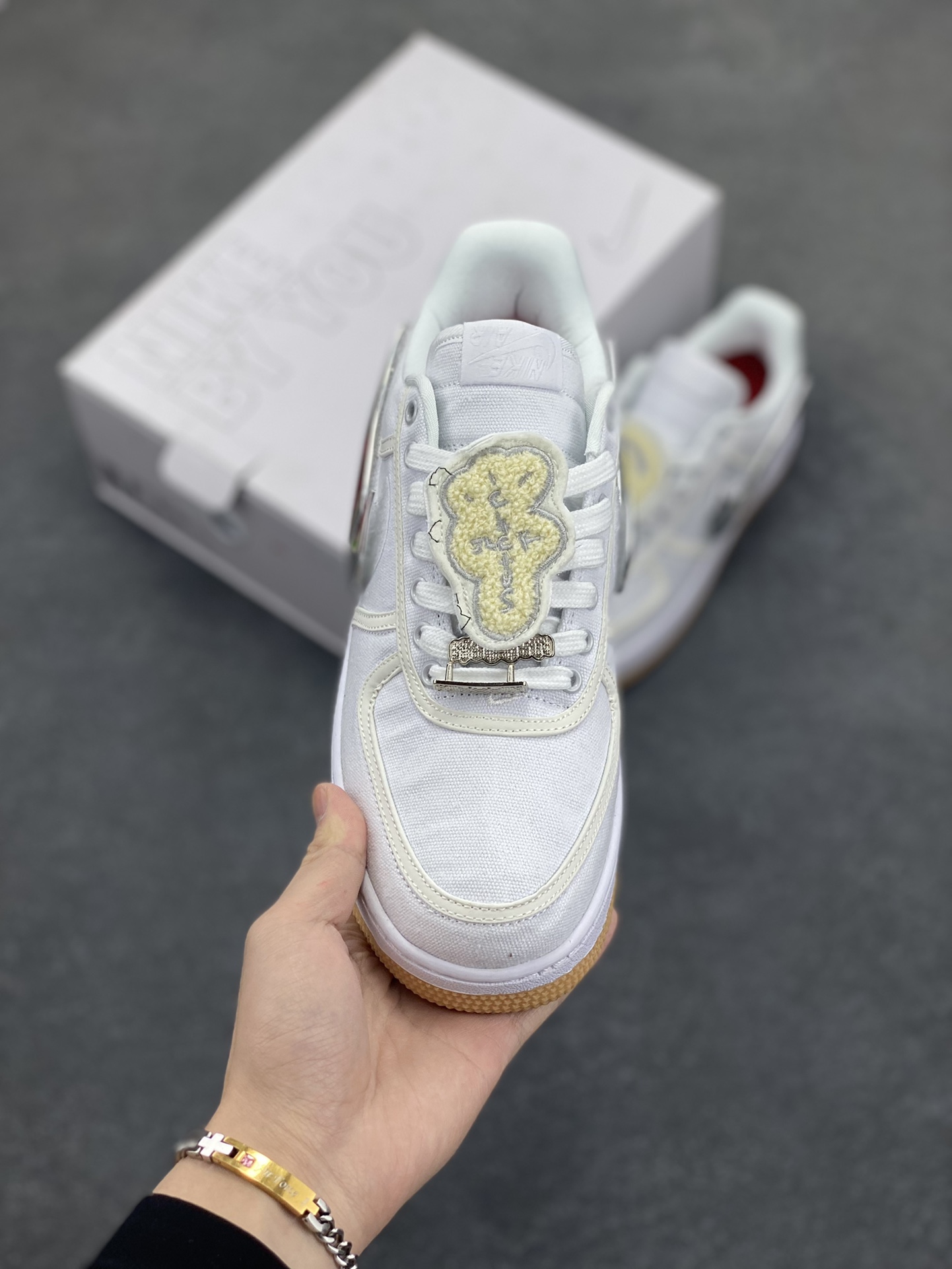 图片[2]-AF1诞生35周年限定联名 说唱歌手·斯科特Travis Scott X Nike Air Force 1 Low \”ravis Scott White\”空军一号低帮经典百搭休闲运动板鞋“帆布白镭射替换钩子” Nike 特别邀请了多位知名设计团队开展了 “AF100” 特别企划，整体配色方案采用纯白装扮为主基调，采用轻便的帆布材质结合炫彩 3M 反光线条元素打造鞋身，鞋侧 Swoosh 标志选用魔术贴姿态示人，共有三种不同的形状可供选择 货号：AQ4211-100 尺码：36 36.5 37.5 38 38.5 39 40 40.5 41 42 42.5 43 44 44.5 45-选品中心