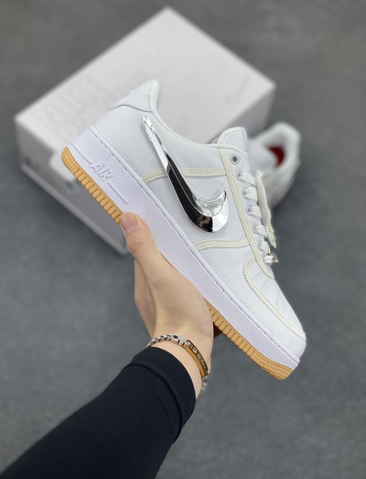 AF1诞生35周年限定联名 说唱歌手·斯科特Travis Scott X Nike Air Force 1 Low \”ravis Scott White\”空军一号低帮经典百搭休闲运动板鞋“帆布白镭射替换钩子” Nike 特别邀请了多位知名设计团队开展了 “AF100” 特别企划，整体配色方案采用纯白装扮为主基调，采用轻便的帆布材质结合炫彩 3M 反光线条元素打造鞋身，鞋侧 Swoosh 标志选用魔术贴姿态示人，共有三种不同的形状可供选择 货号：AQ4211-100 尺码：36 36.5 37.5 38 38.5 39 40 40.5 41 42 42.5 43 44 44.5 45-选品中心