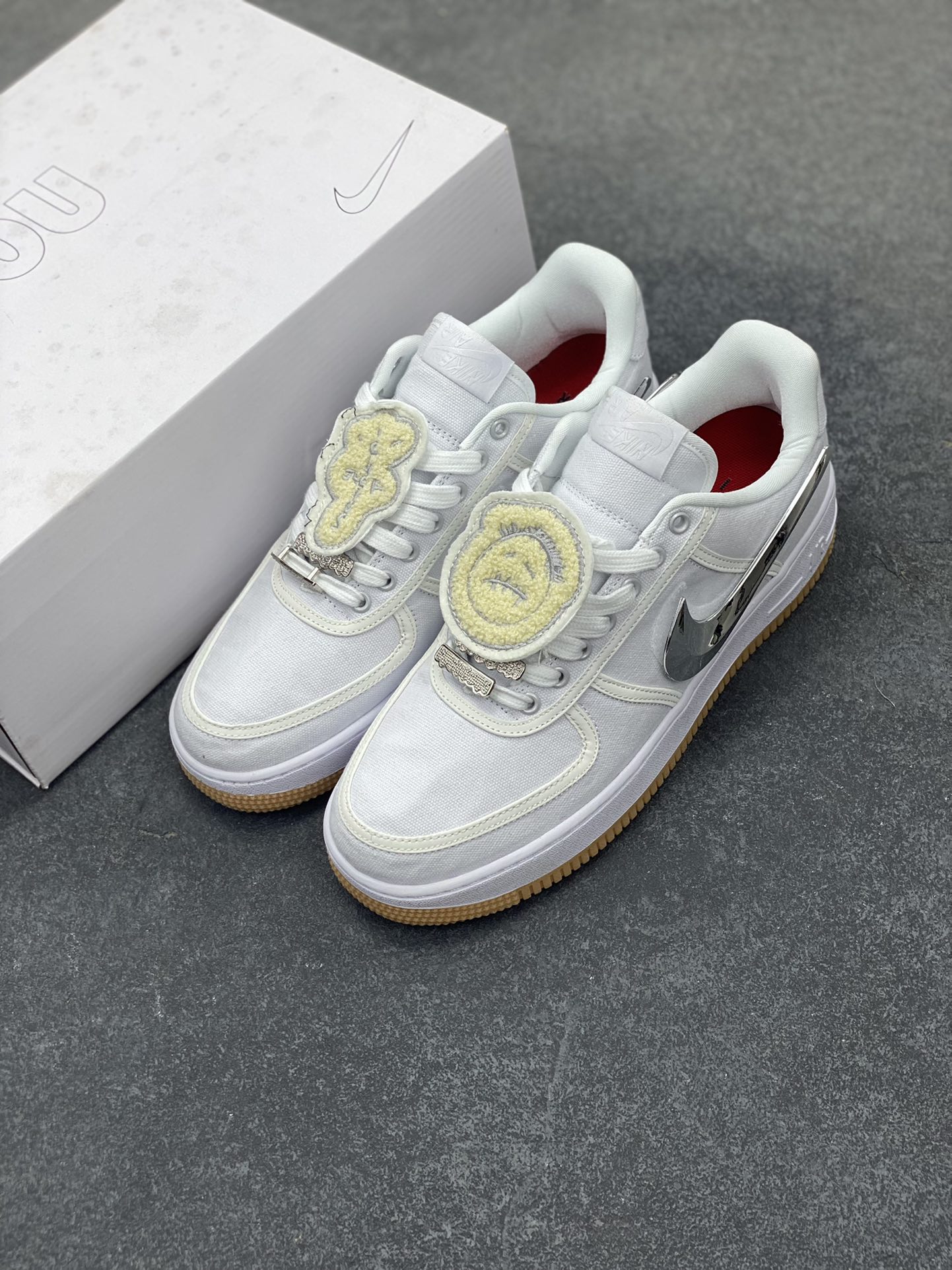 图片[8]-AF1诞生35周年限定联名 说唱歌手·斯科特Travis Scott X Nike Air Force 1 Low \”ravis Scott White\”空军一号低帮经典百搭休闲运动板鞋“帆布白镭射替换钩子” Nike 特别邀请了多位知名设计团队开展了 “AF100” 特别企划，整体配色方案采用纯白装扮为主基调，采用轻便的帆布材质结合炫彩 3M 反光线条元素打造鞋身，鞋侧 Swoosh 标志选用魔术贴姿态示人，共有三种不同的形状可供选择 货号：AQ4211-100 尺码：36 36.5 37.5 38 38.5 39 40 40.5 41 42 42.5 43 44 44.5 45-选品中心