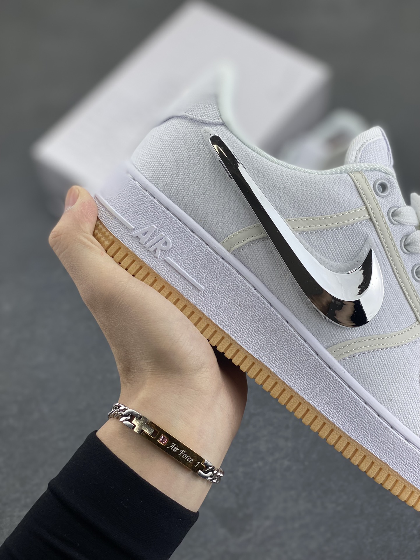 图片[6]-AF1诞生35周年限定联名 说唱歌手·斯科特Travis Scott X Nike Air Force 1 Low \”ravis Scott White\”空军一号低帮经典百搭休闲运动板鞋“帆布白镭射替换钩子” Nike 特别邀请了多位知名设计团队开展了 “AF100” 特别企划，整体配色方案采用纯白装扮为主基调，采用轻便的帆布材质结合炫彩 3M 反光线条元素打造鞋身，鞋侧 Swoosh 标志选用魔术贴姿态示人，共有三种不同的形状可供选择 货号：AQ4211-100 尺码：36 36.5 37.5 38 38.5 39 40 40.5 41 42 42.5 43 44 44.5 45-选品中心