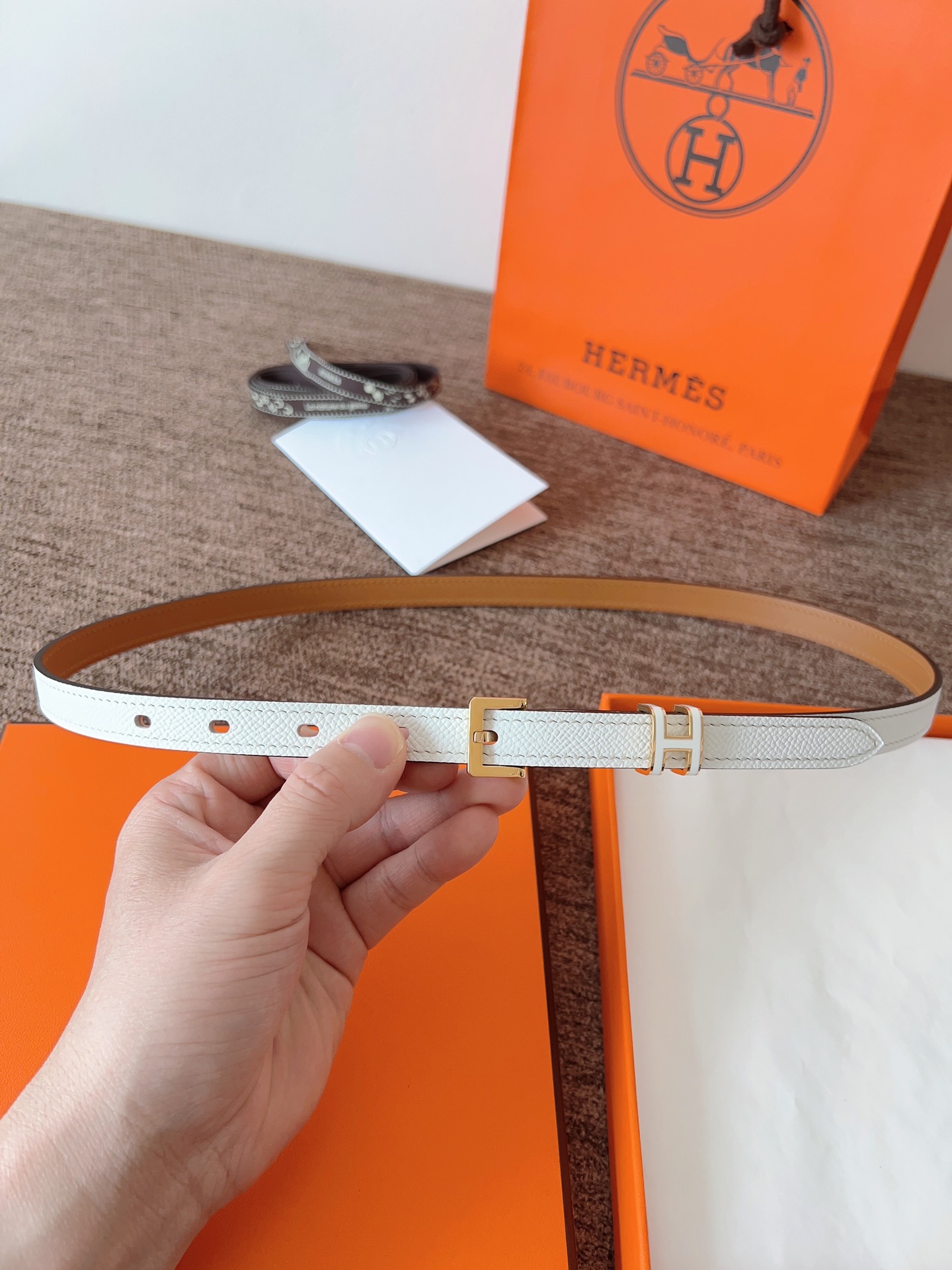 NO:336553,Hermes belts have always been very practical. Pop H Belt has a small H logo as its feature, which is very cute. The width of Pop H Belt is 15mm, which is of course a good choice for trousers. But it is a good choice for dresses. The belt can achieve the effect of harness, which can fully show your waist, and the fashion sense will come naturally. Buckles, steel buckles, belts, hermes, skirts19860909爱马仕皮带一向都非常实用,pop H Belt就有一个小小的H logo作为特点,非常之可爱.Pop H Belt的阔度是15mm,用在长裤当然是一个好选择.但用在连身裙上都是一个好选择.皮带做到束腰的效果,可以尽显你的腰身,时尚感都油然而生阿.扣头 钢扣,皮带,hermes,skirts,Belt