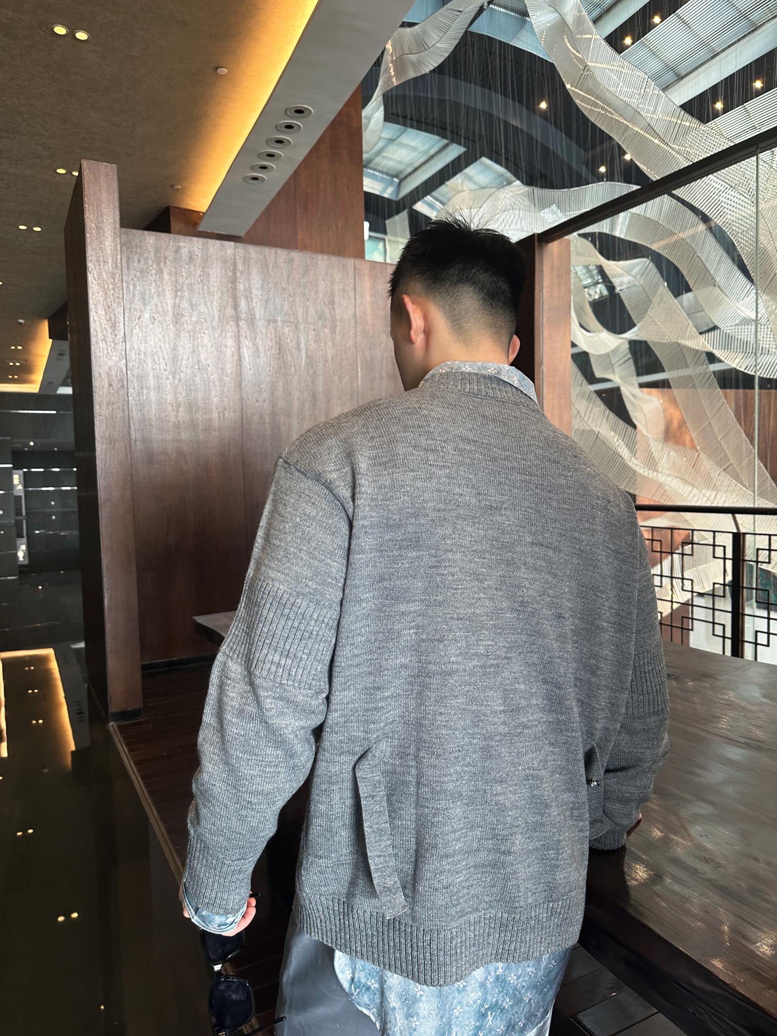 。Chanel 书包扣针织开衫
定制羊绒锦缎混纺料 光泽自然 柔软亲肤 熠熠生辉的标志性双C扣装饰全幅 