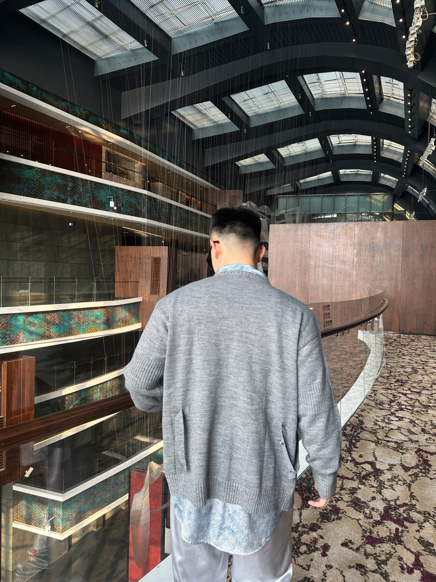 。Chanel 书包扣针织开衫
定制羊绒锦缎混纺料 光泽自然 柔软亲肤 熠熠生辉的标志性双C扣装饰全幅 