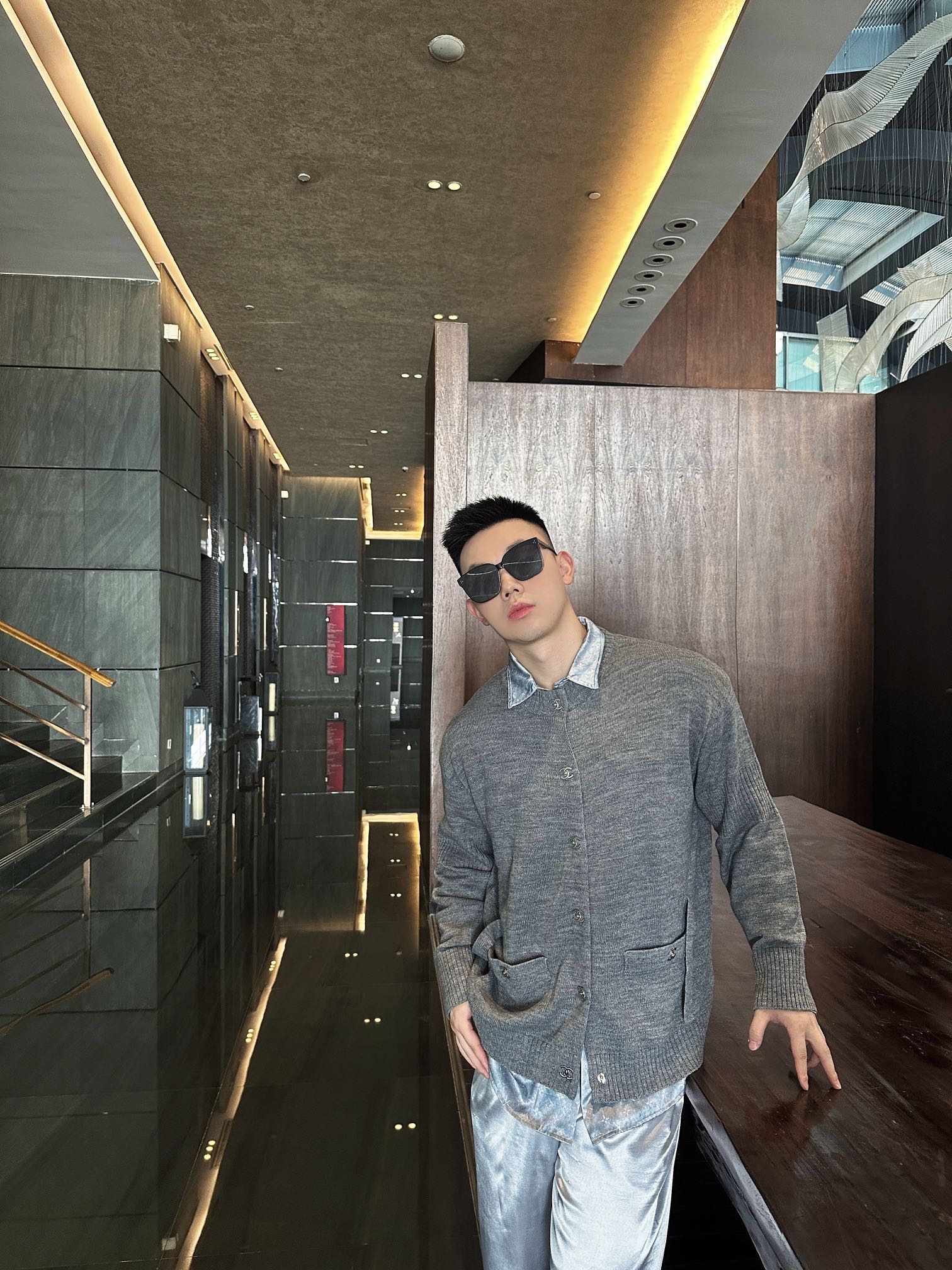 。Chanel 书包扣针织开衫
定制羊绒锦缎混纺料 光泽自然 柔软亲肤 熠熠生辉的标志性双C扣装饰全幅 