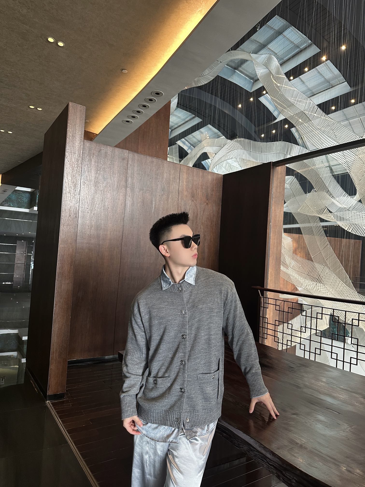 。Chanel 书包扣针织开衫
定制羊绒锦缎混纺料 光泽自然 柔软亲肤 熠熠生辉的标志性双C扣装饰全幅 